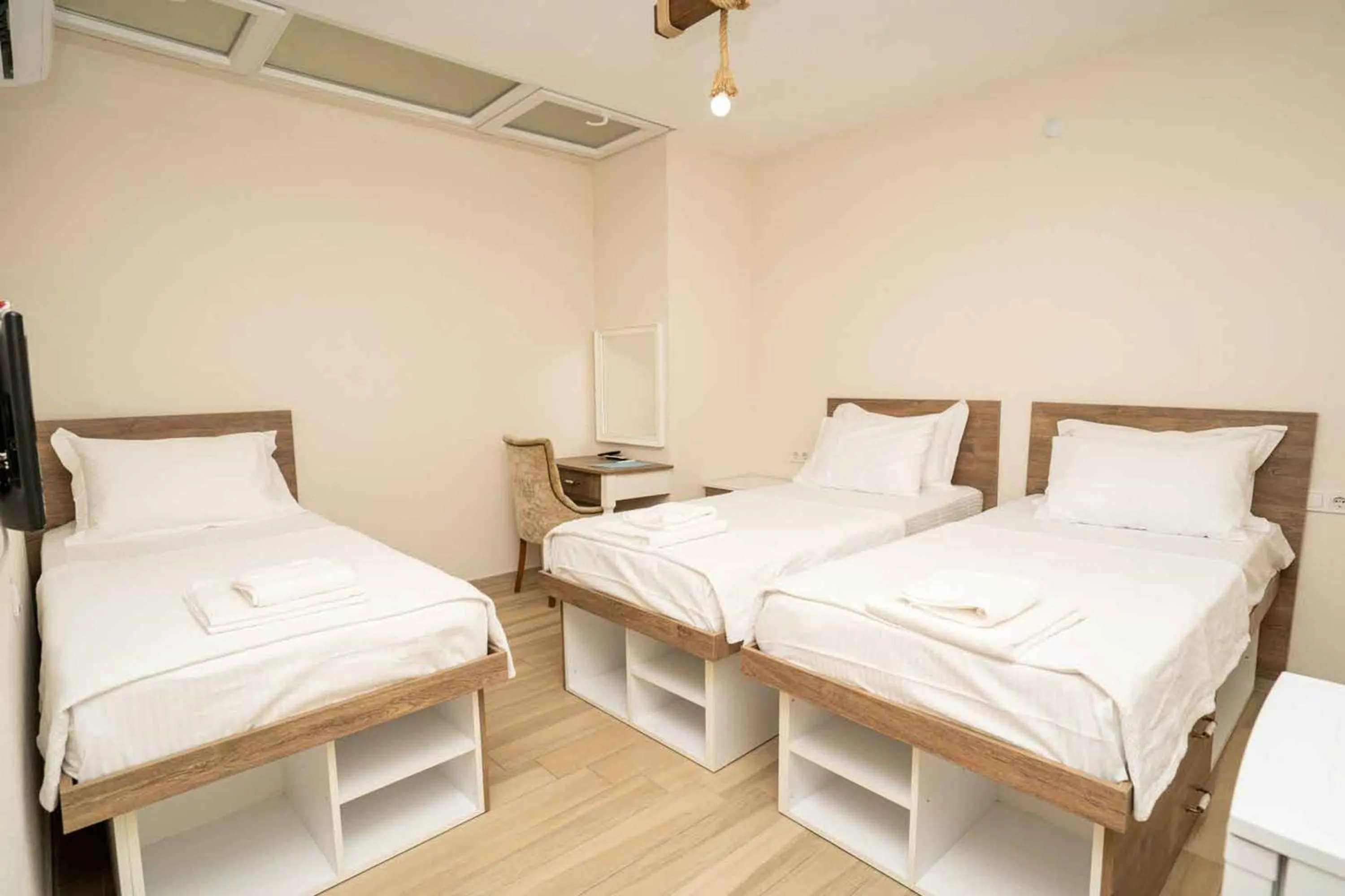 Photo of the whole room, Bed in Harakop Otel