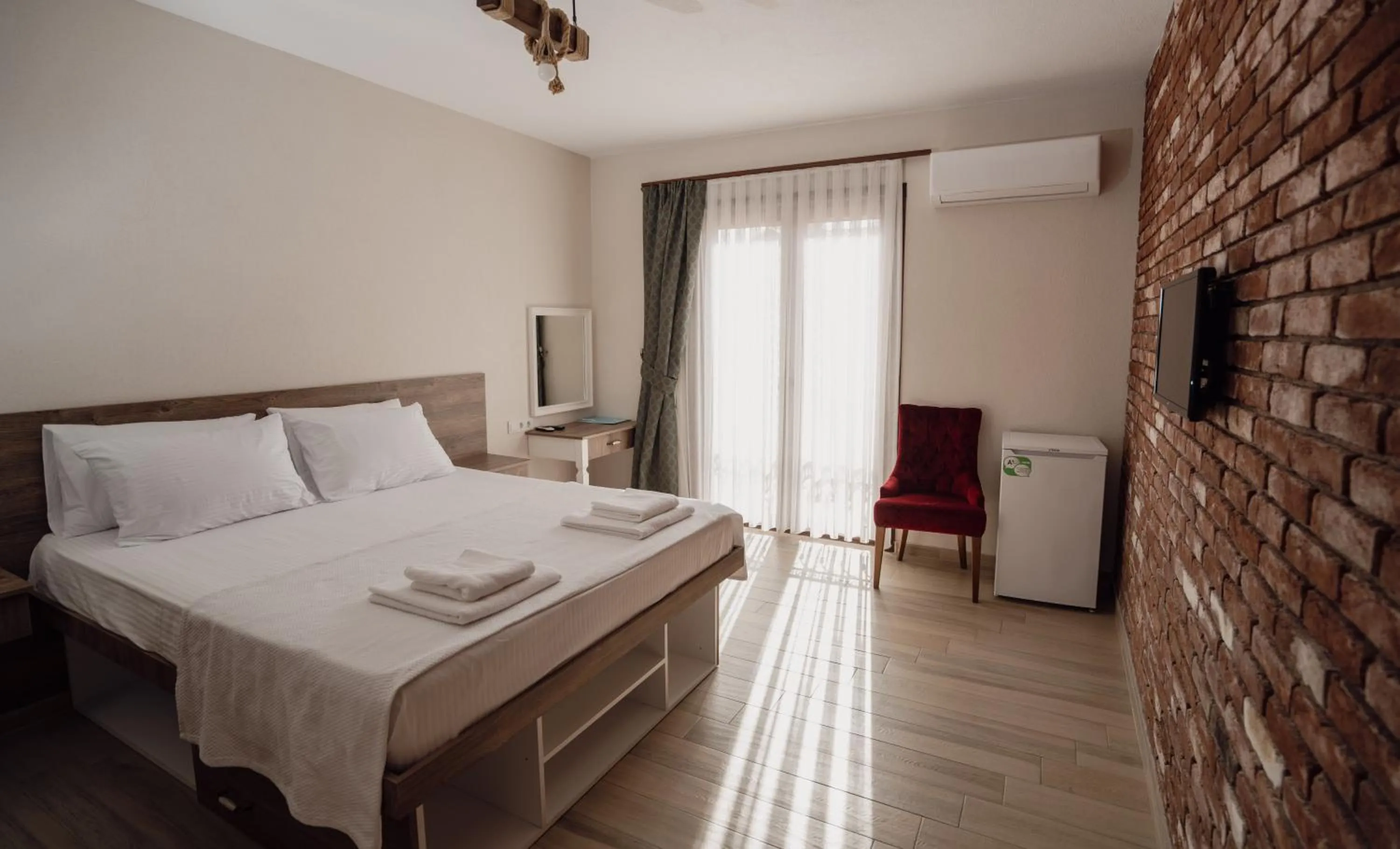 Photo of the whole room, Bed in Harakop Otel