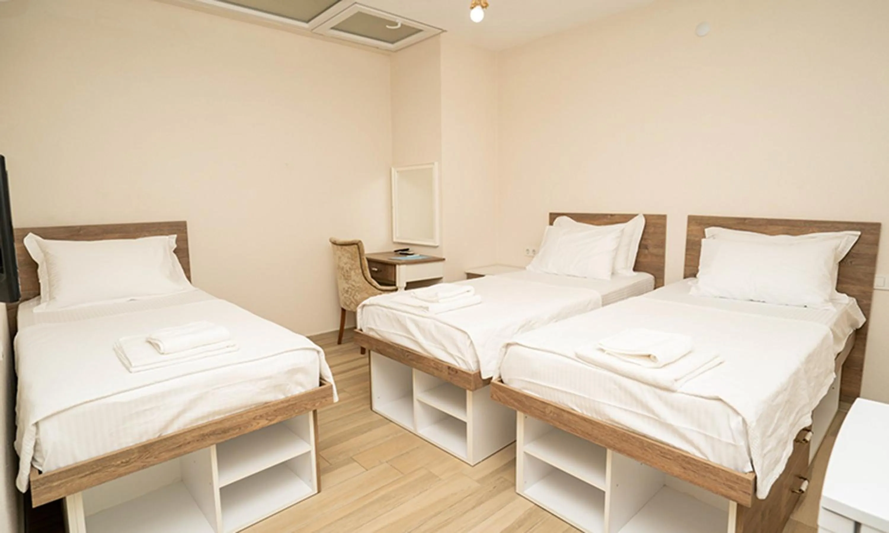 Photo of the whole room, Bed in Harakop Otel