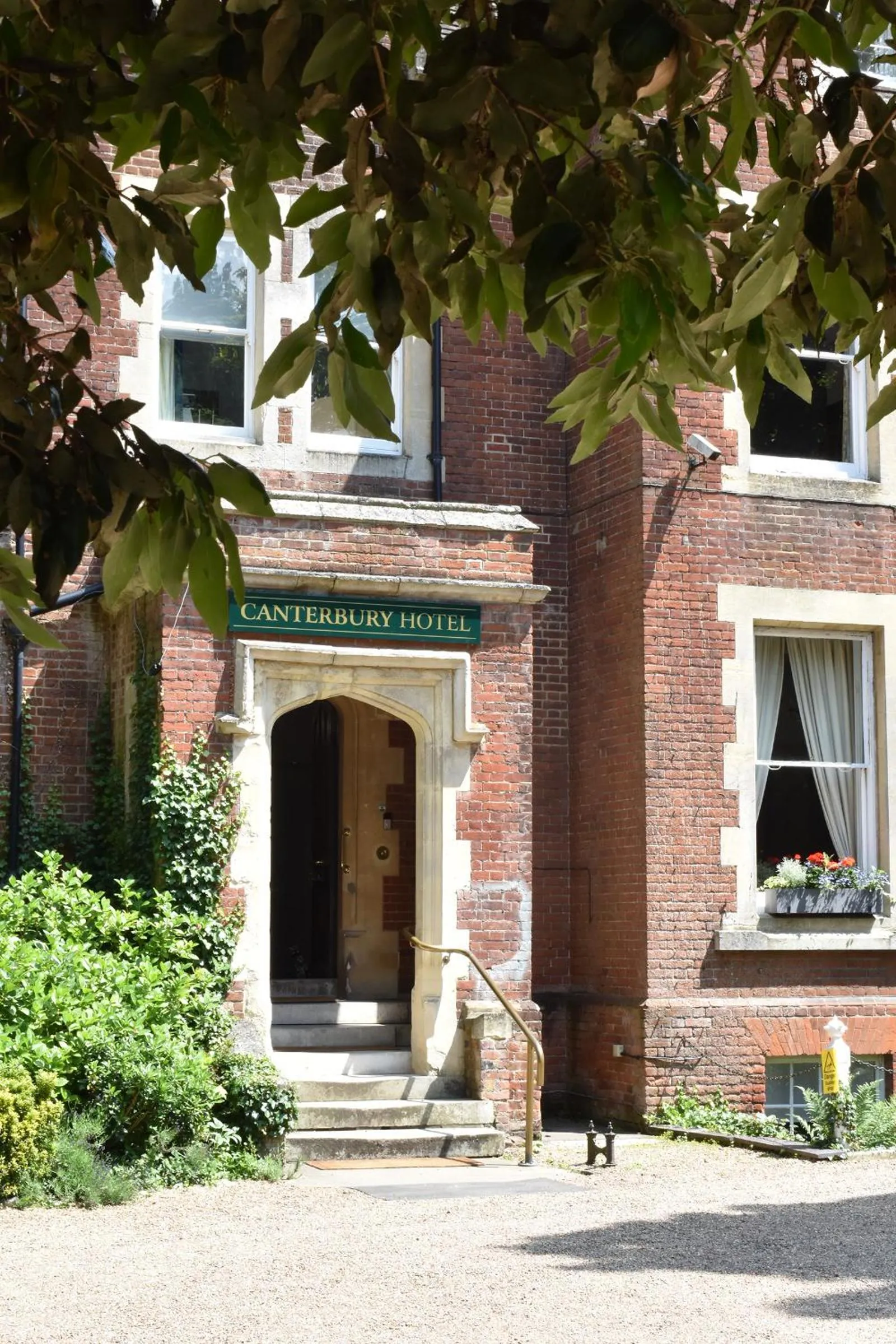 Property building in Canterbury Hotel Cottages and Apartments