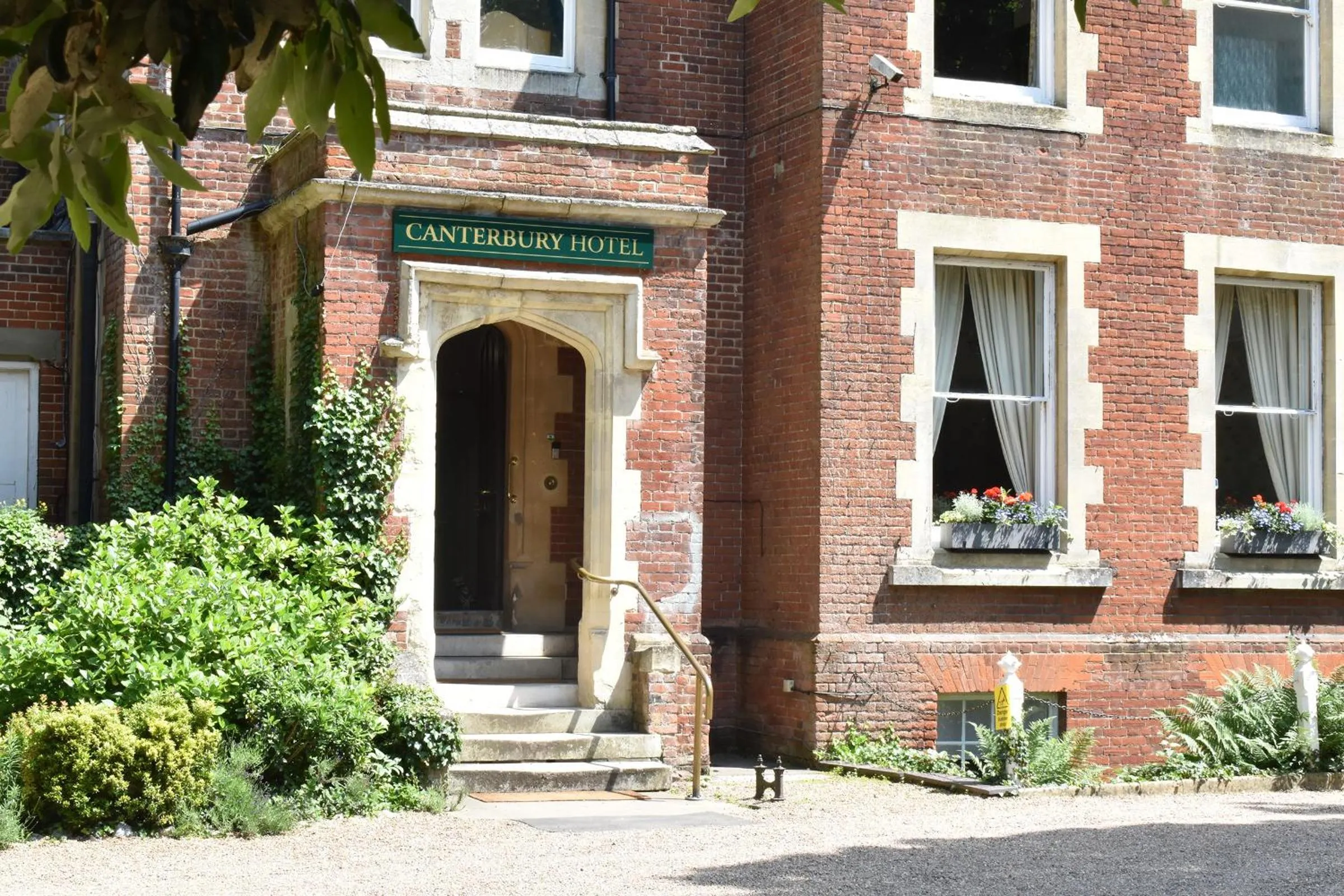 Property building in Canterbury Hotel Cottages and Apartments