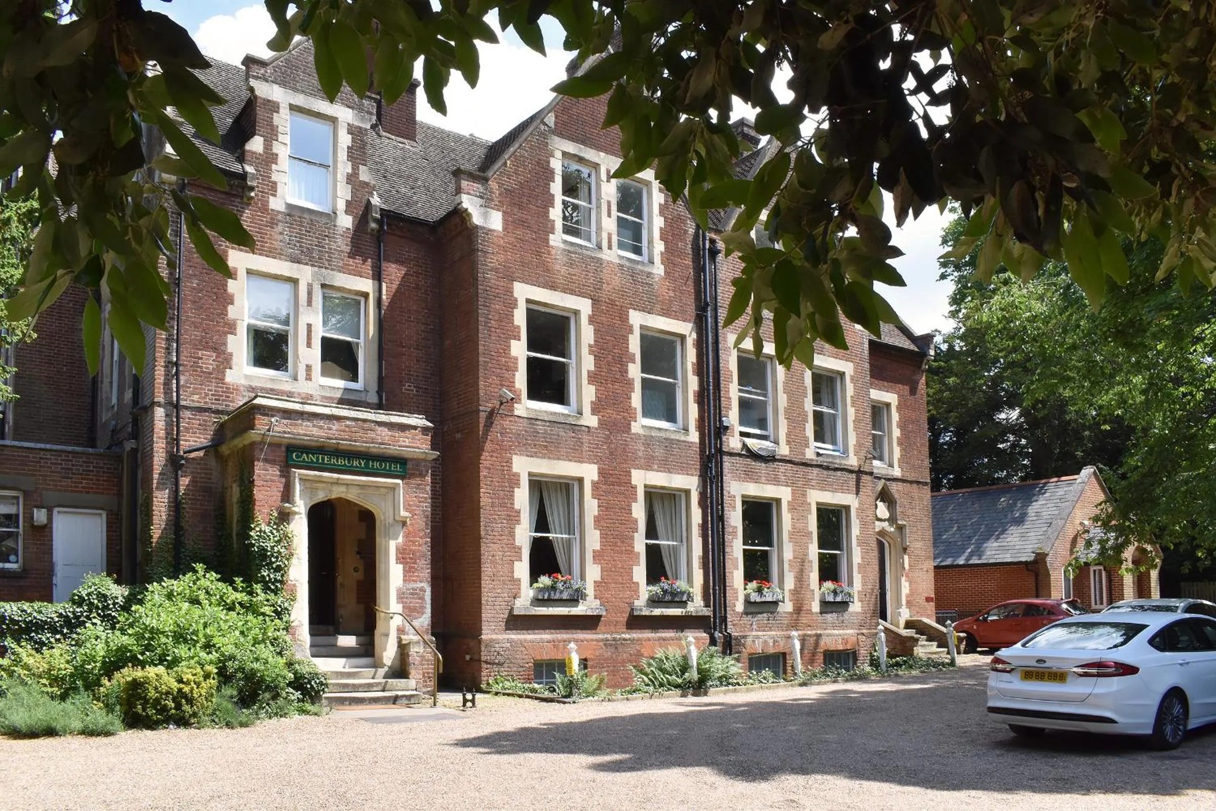 Property building in Canterbury Hotel Cottages and Apartments