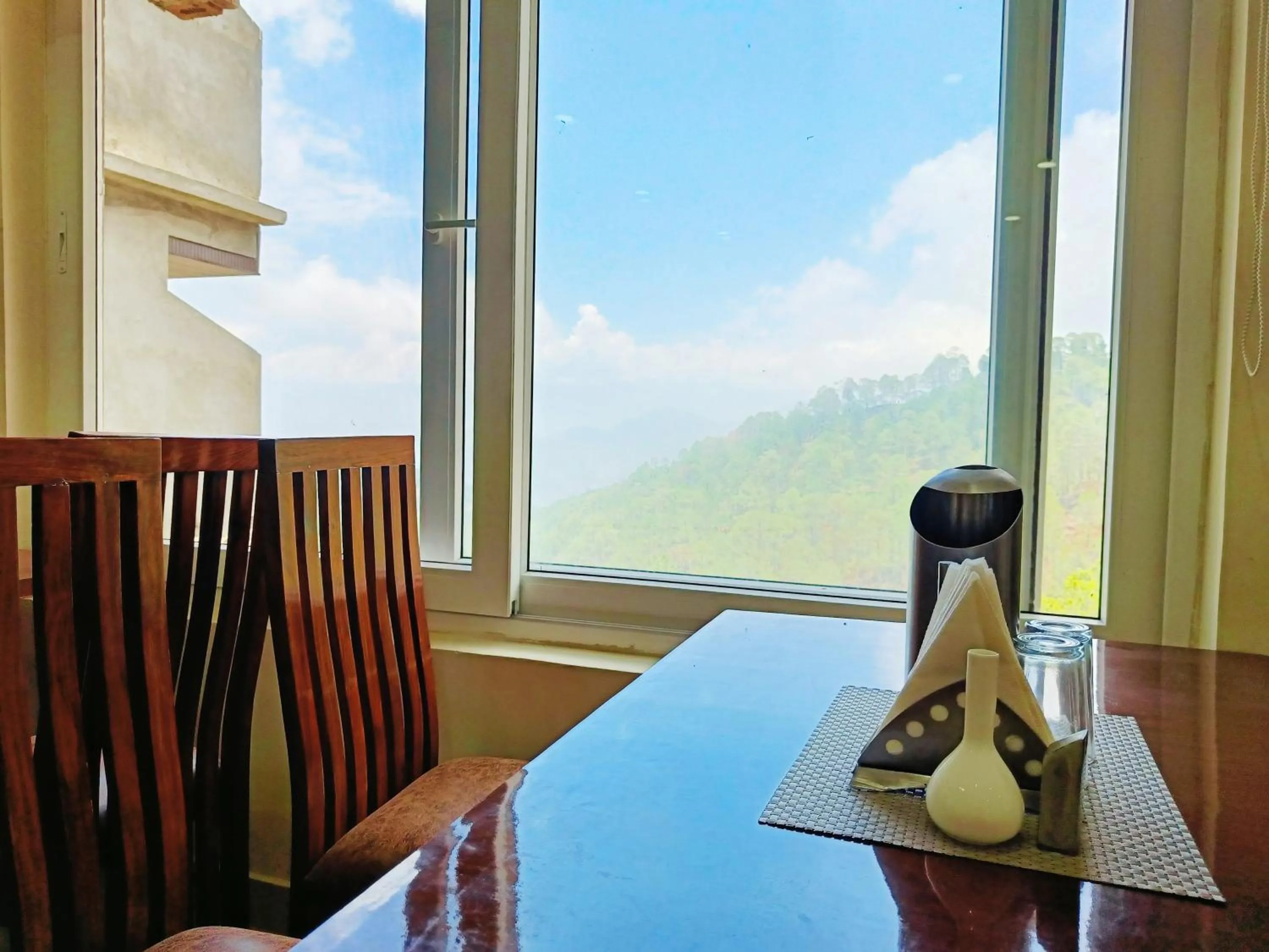 Restaurant/places to eat in Hotel Pines & Peaks Dalhousie
