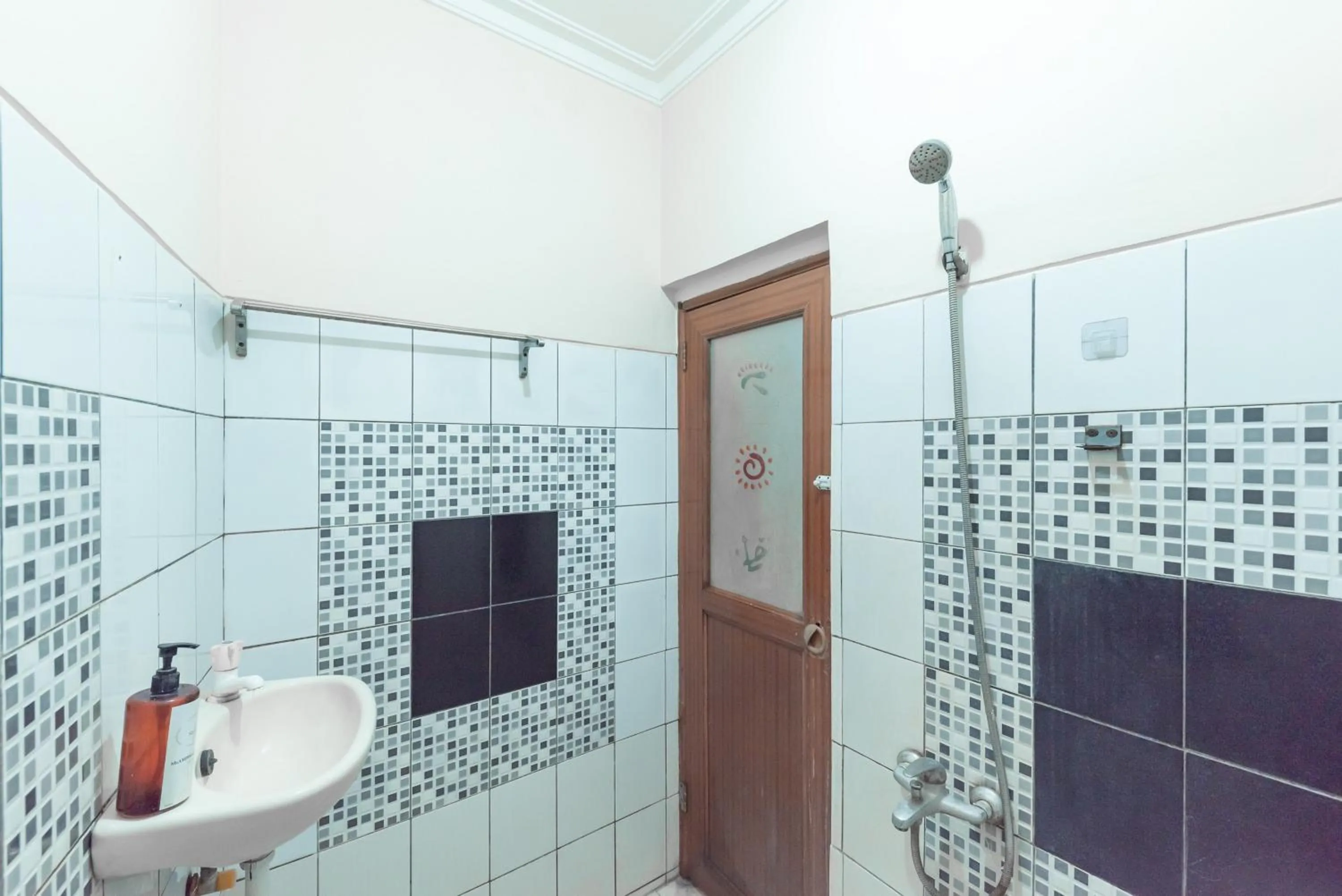 Bathroom in Sans Stay Skyland Pasteur Bandung