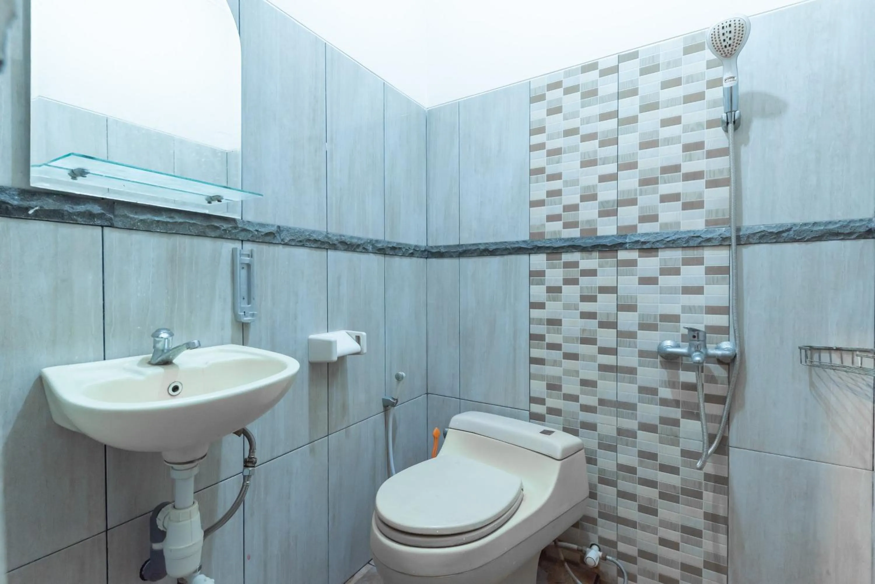 Bathroom in Sans Stay Skyland Pasteur Bandung