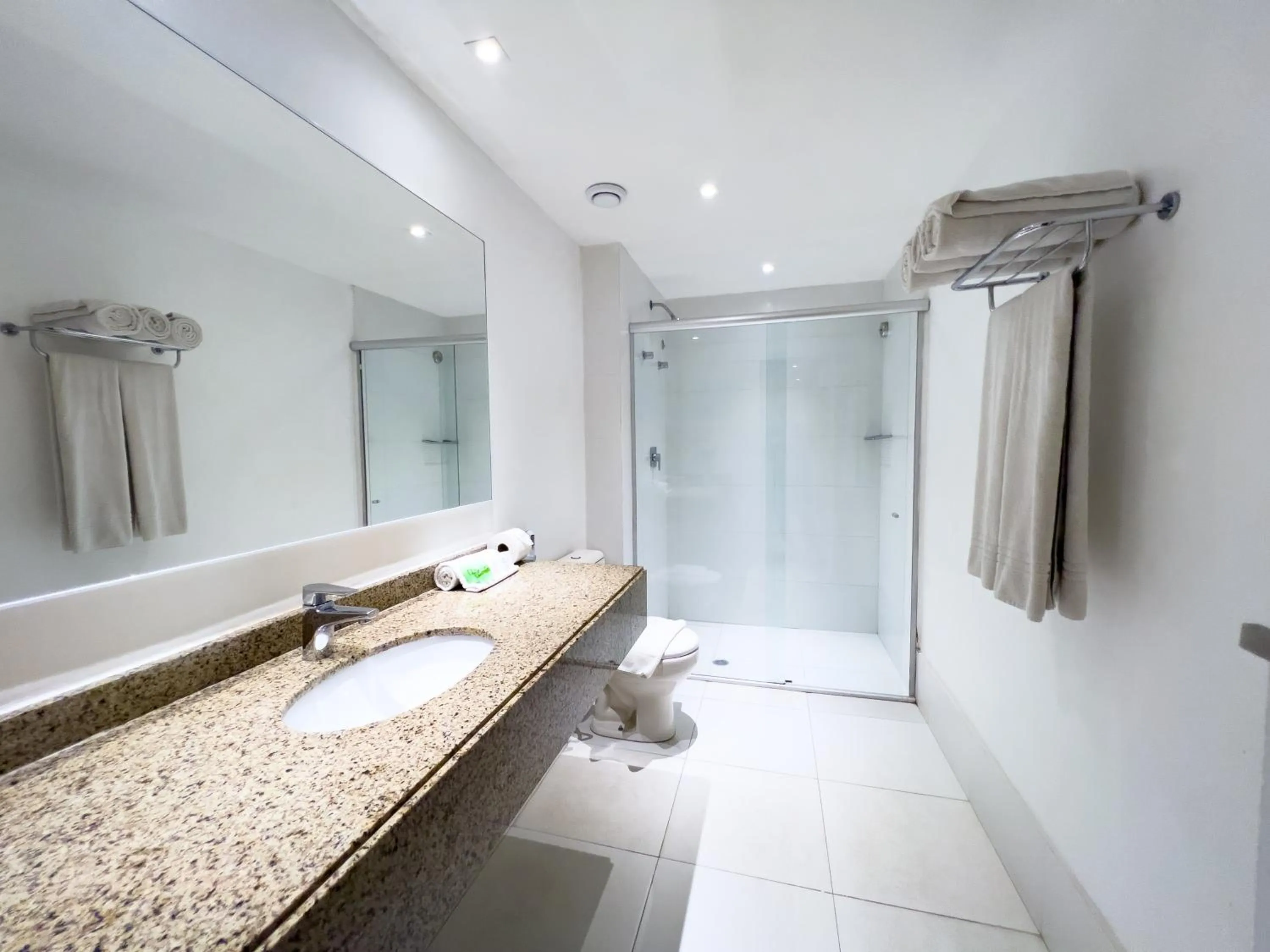 Bathroom in Praiamar Natal Hotel & Convention