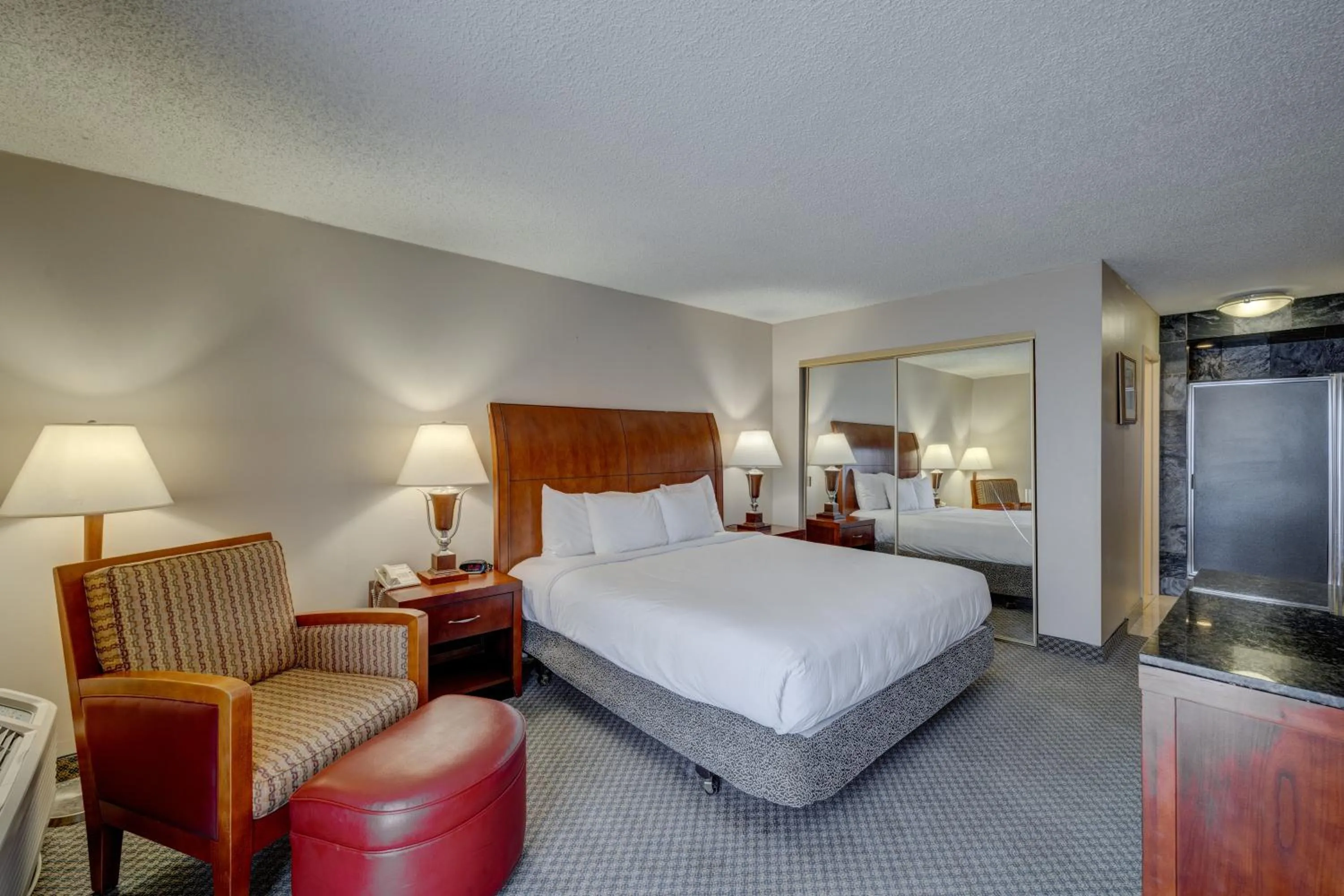 Shower, Bed in Riverside Hotel