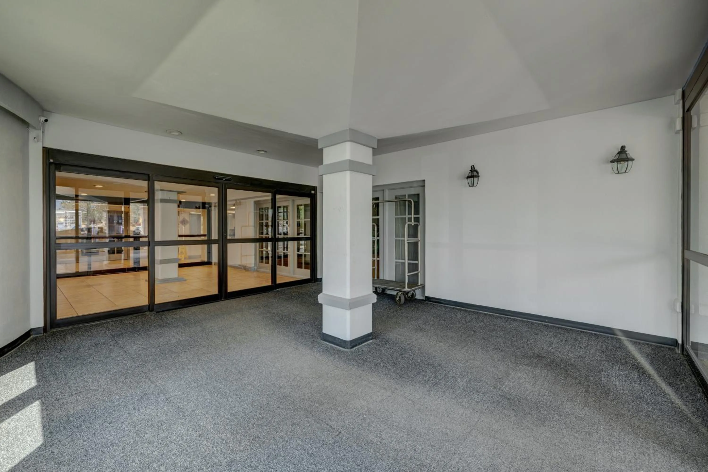 Facade/entrance in Riverside Hotel