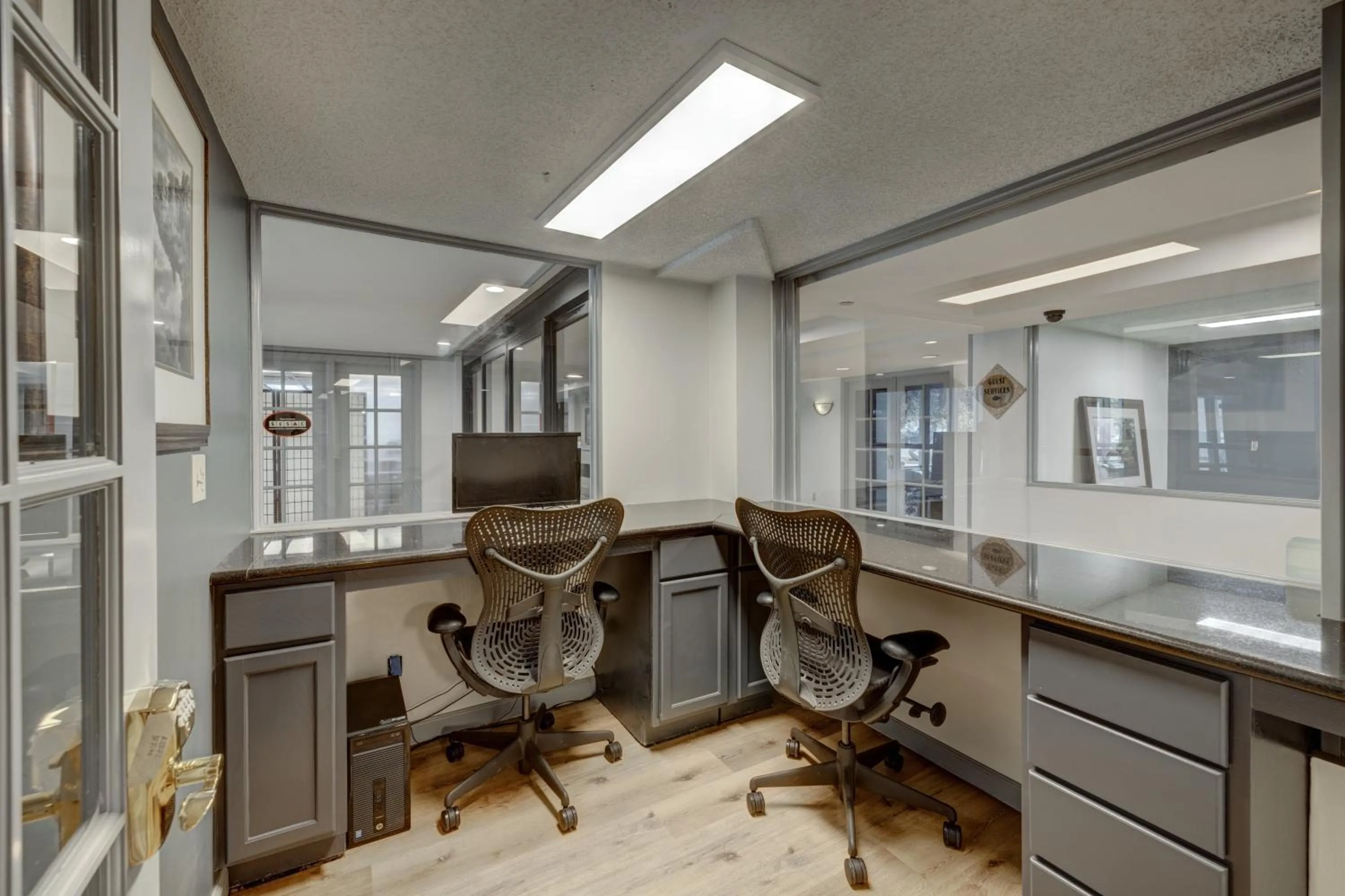 Business facilities in Riverside Hotel