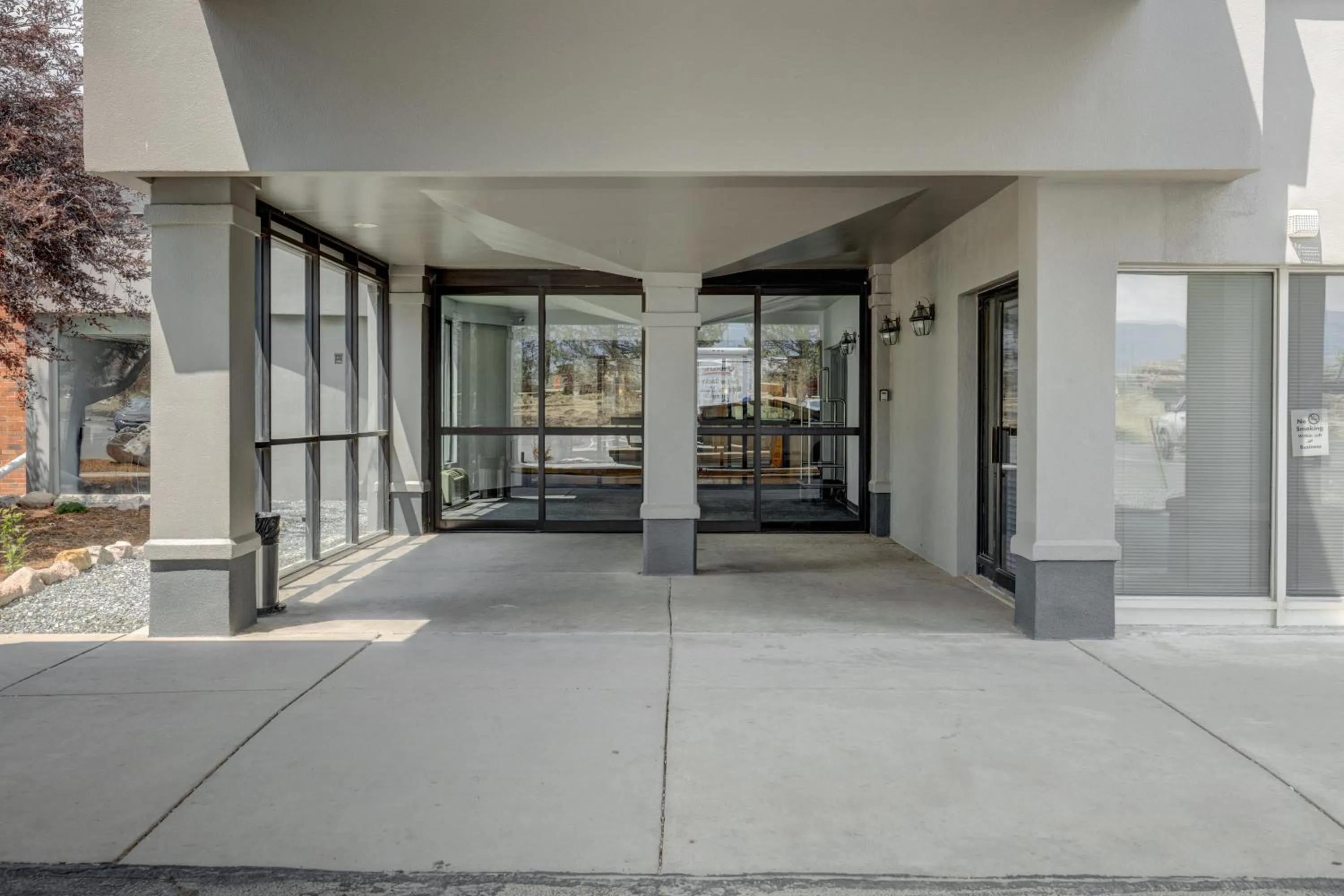 Facade/entrance in Riverside Hotel