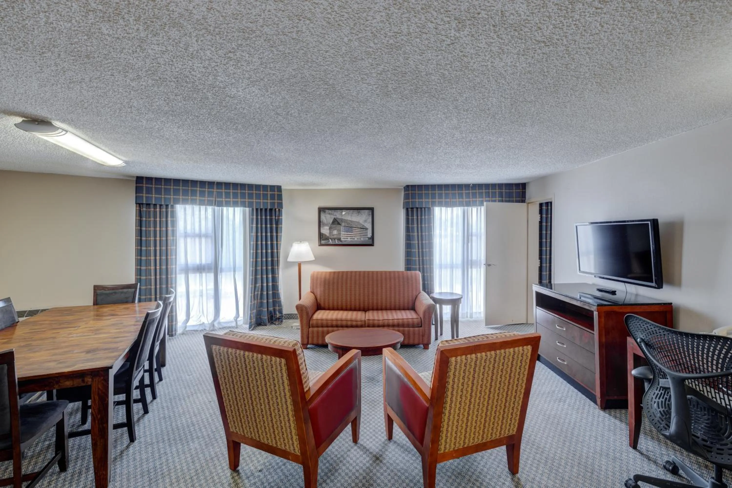 Communal lounge/ TV room in Riverside Hotel