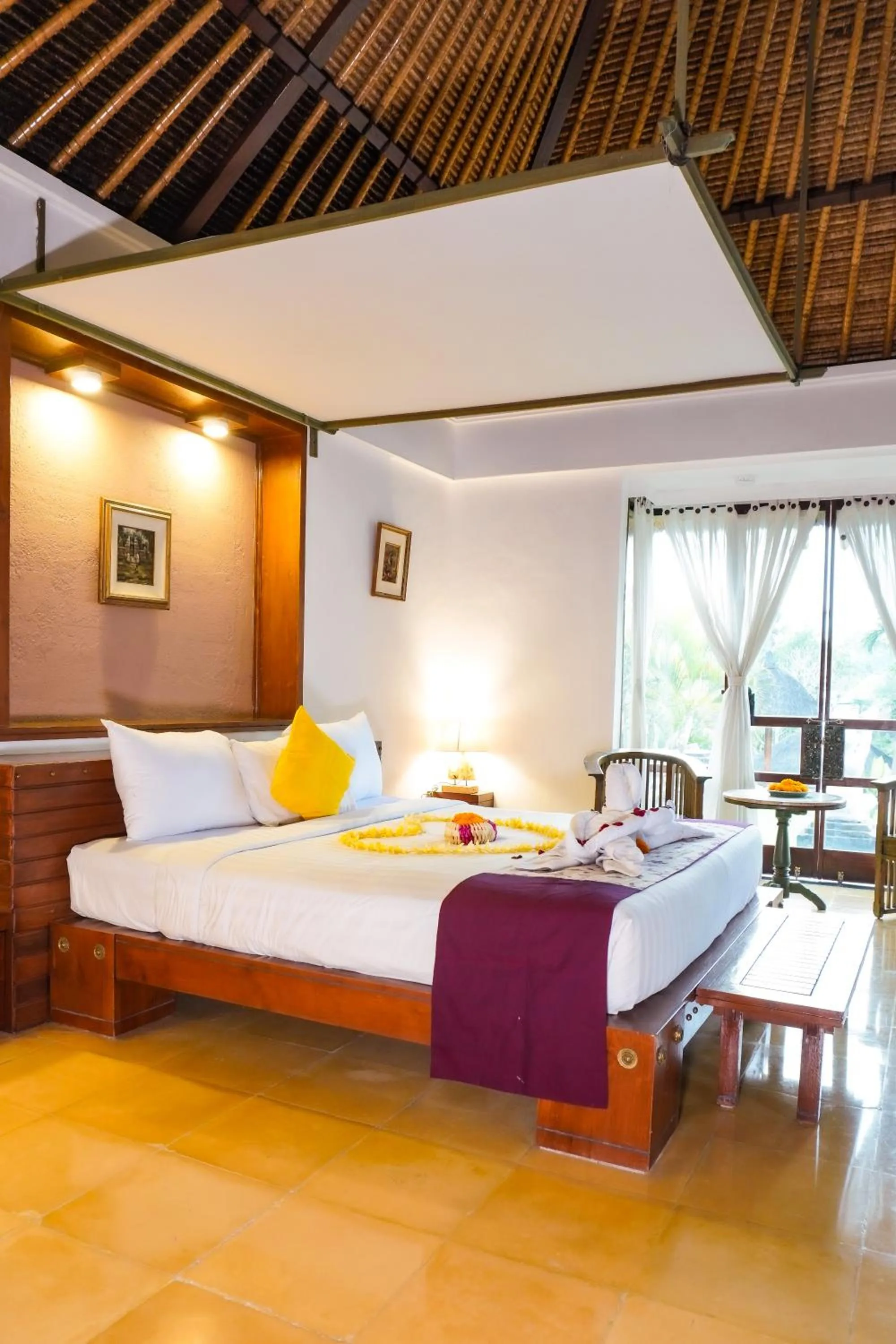 Bed in Alam Puri Art Museum and Villas