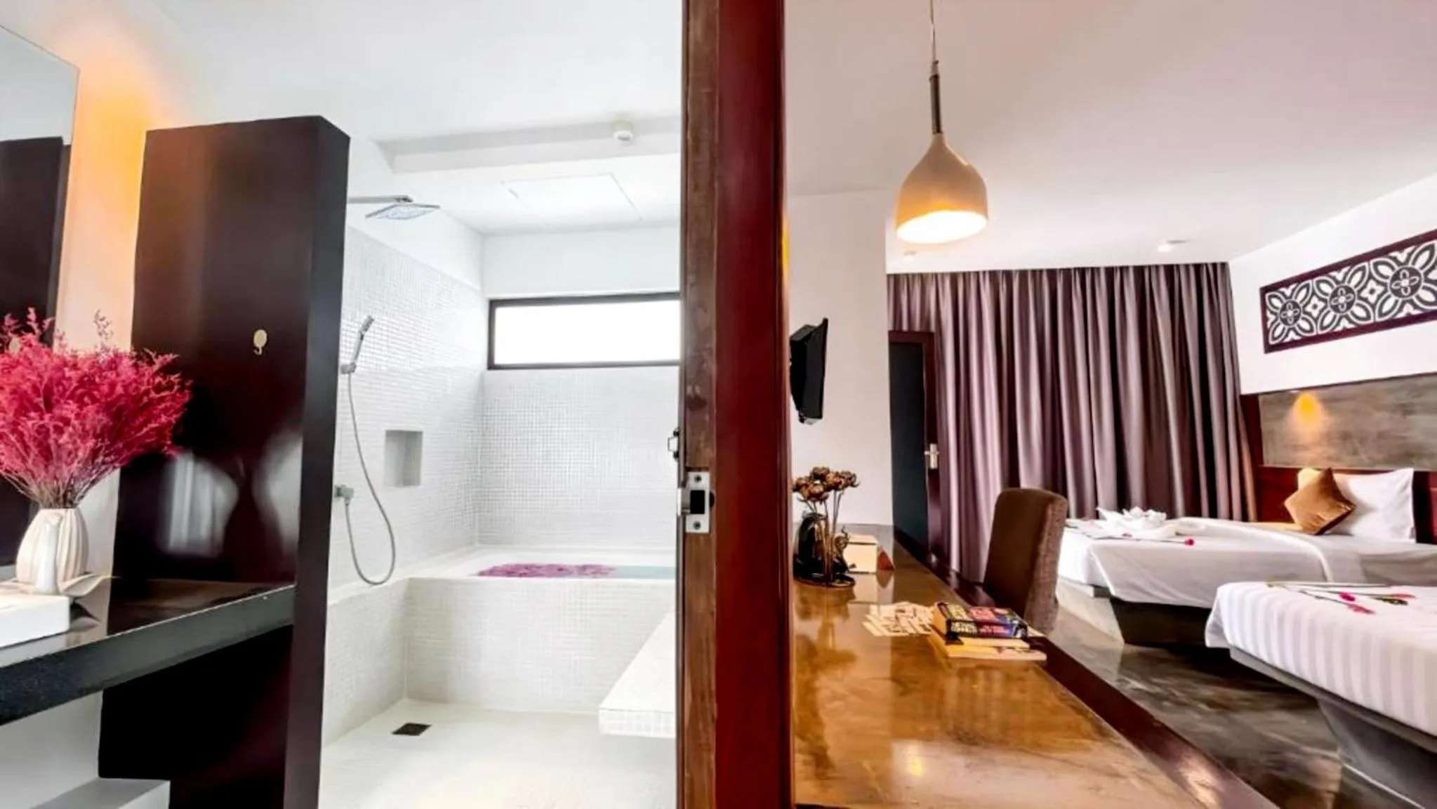 Shower, Bed in The Calm Oasis