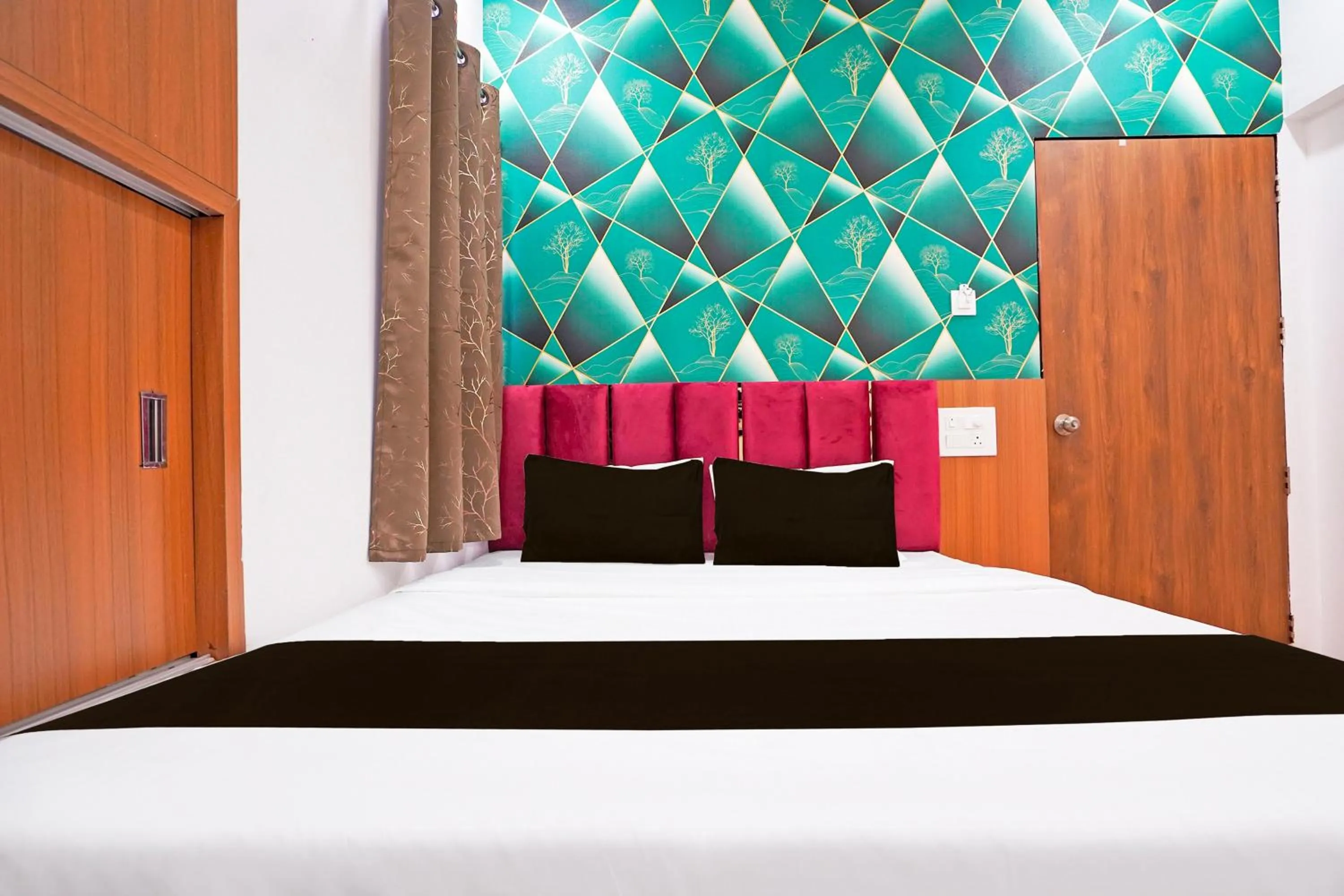 Bedroom, Bed in Super Hotel O Sunshine Villa