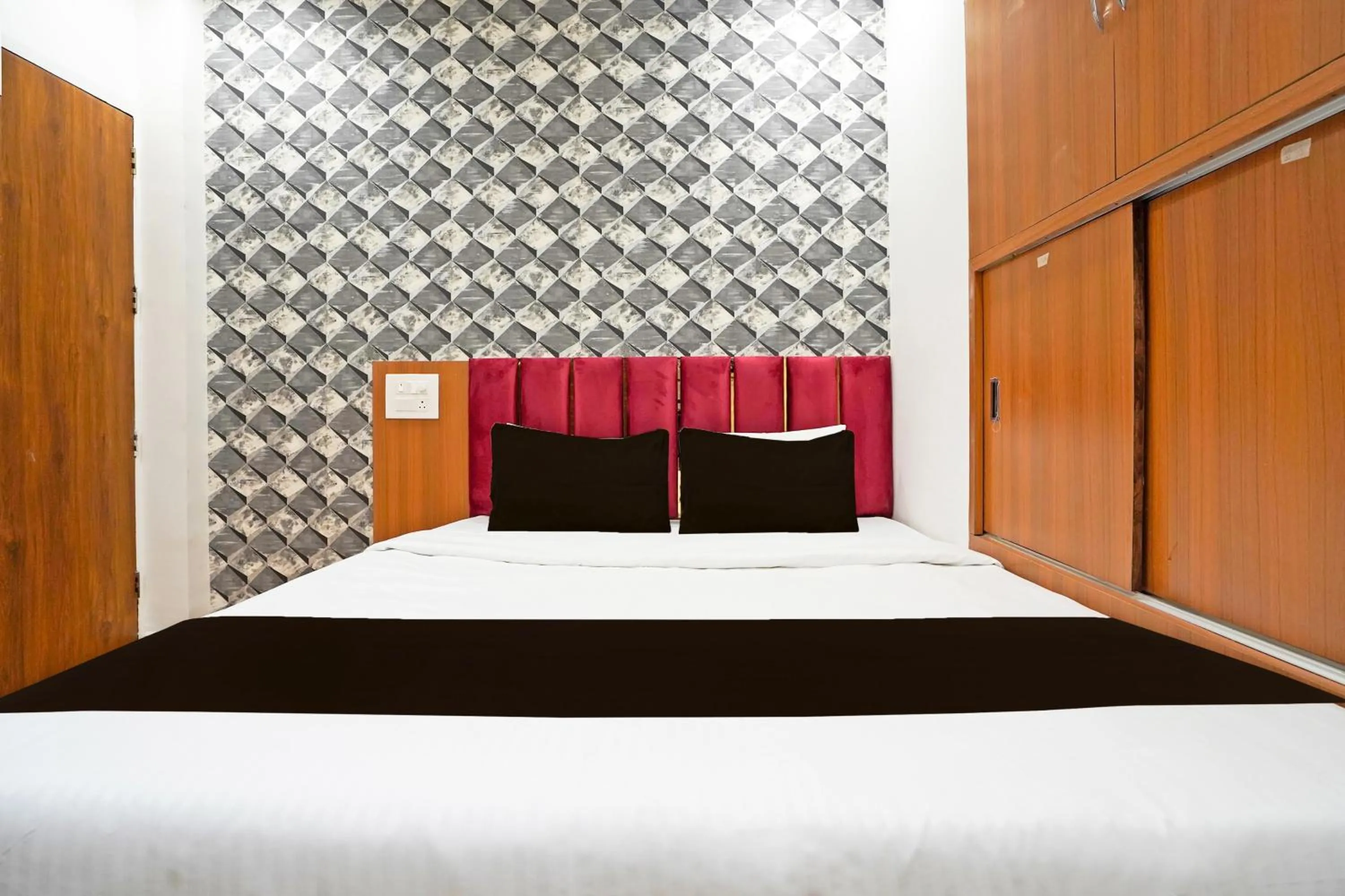 Bedroom, Bed in Super Hotel O Sunshine Villa