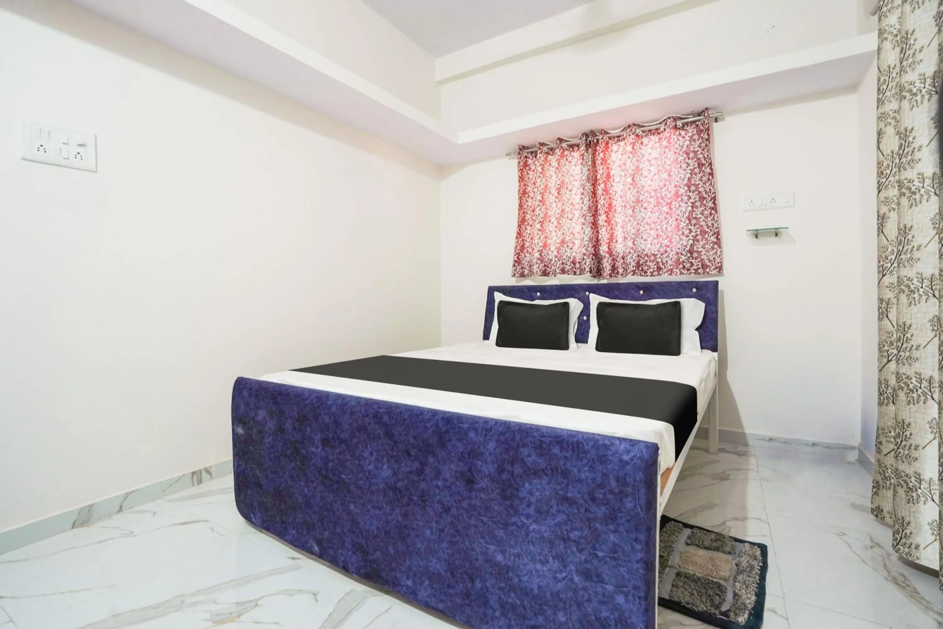 Bedroom, Bed in Hotel O CROWN