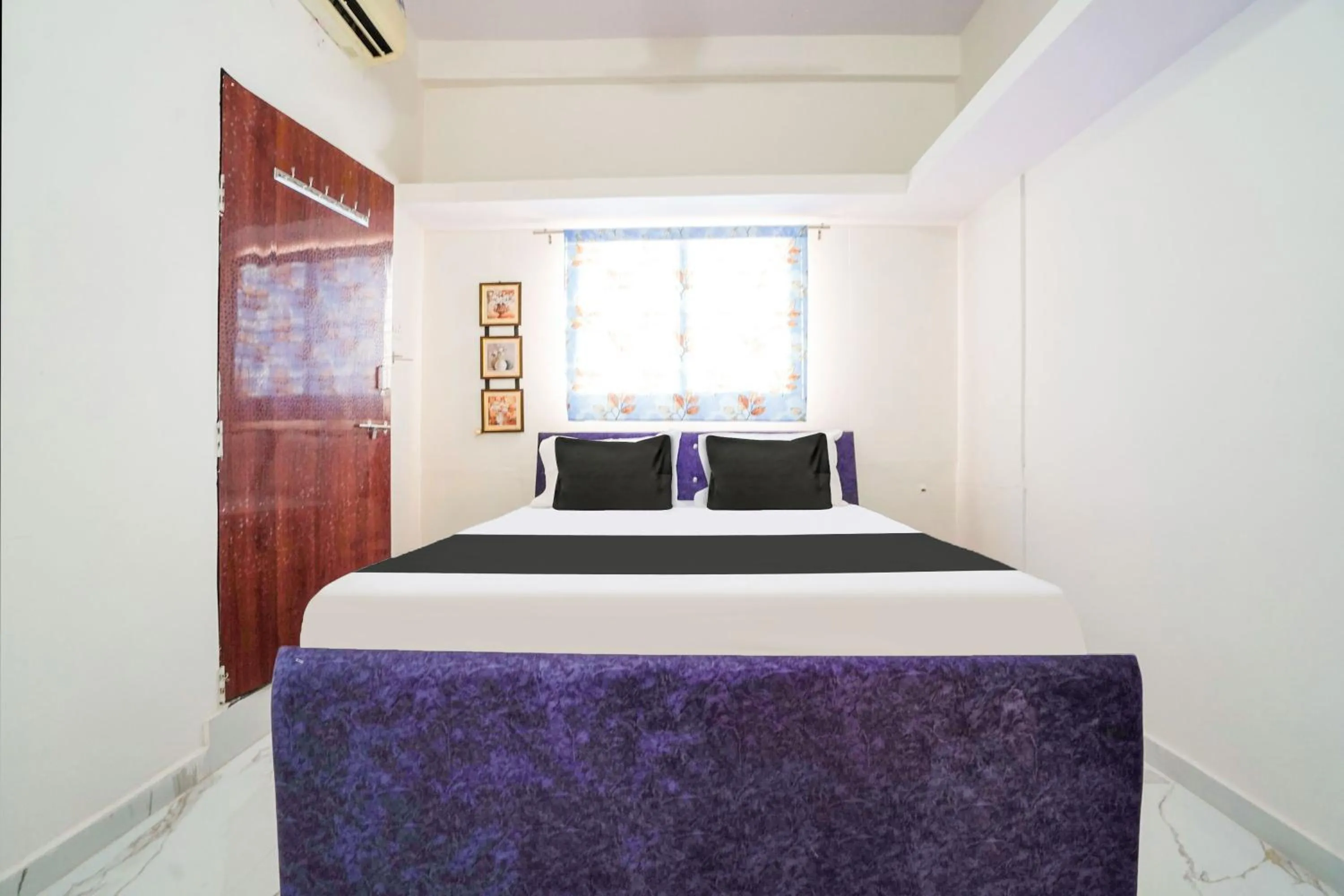 Bedroom, Bed in Hotel O CROWN