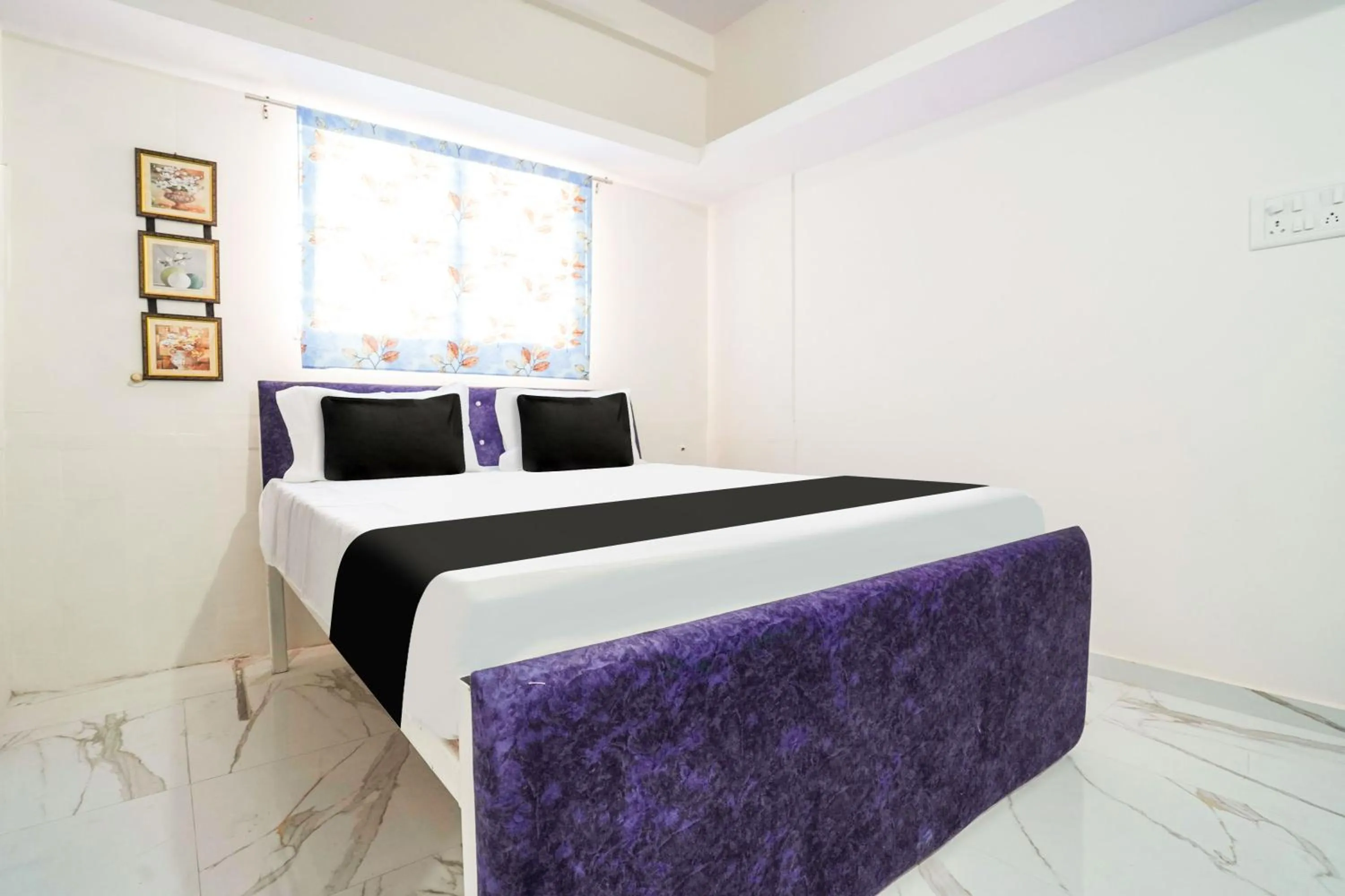 Bedroom, Bed in Hotel O CROWN