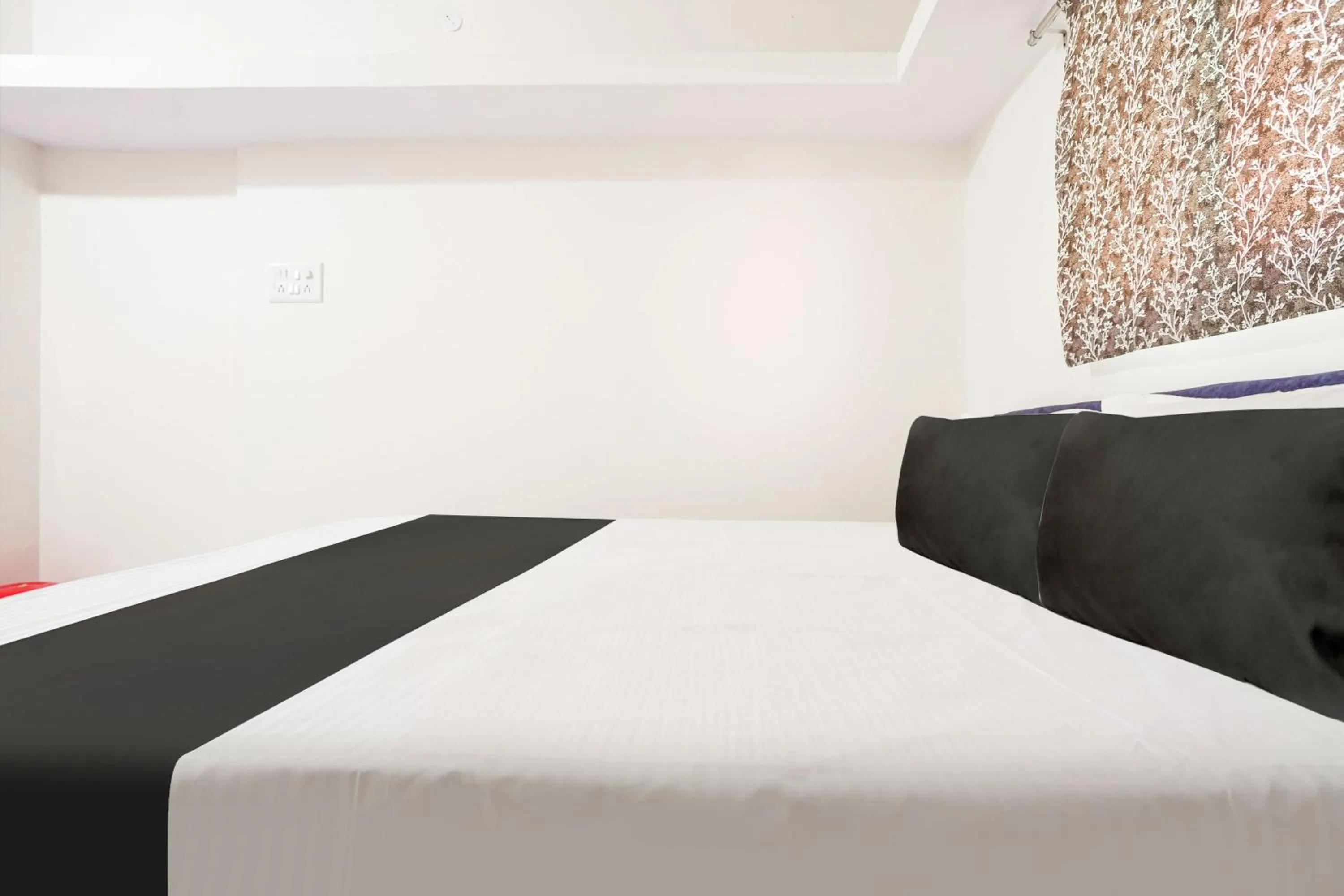 Bedroom, Bed in Hotel O CROWN