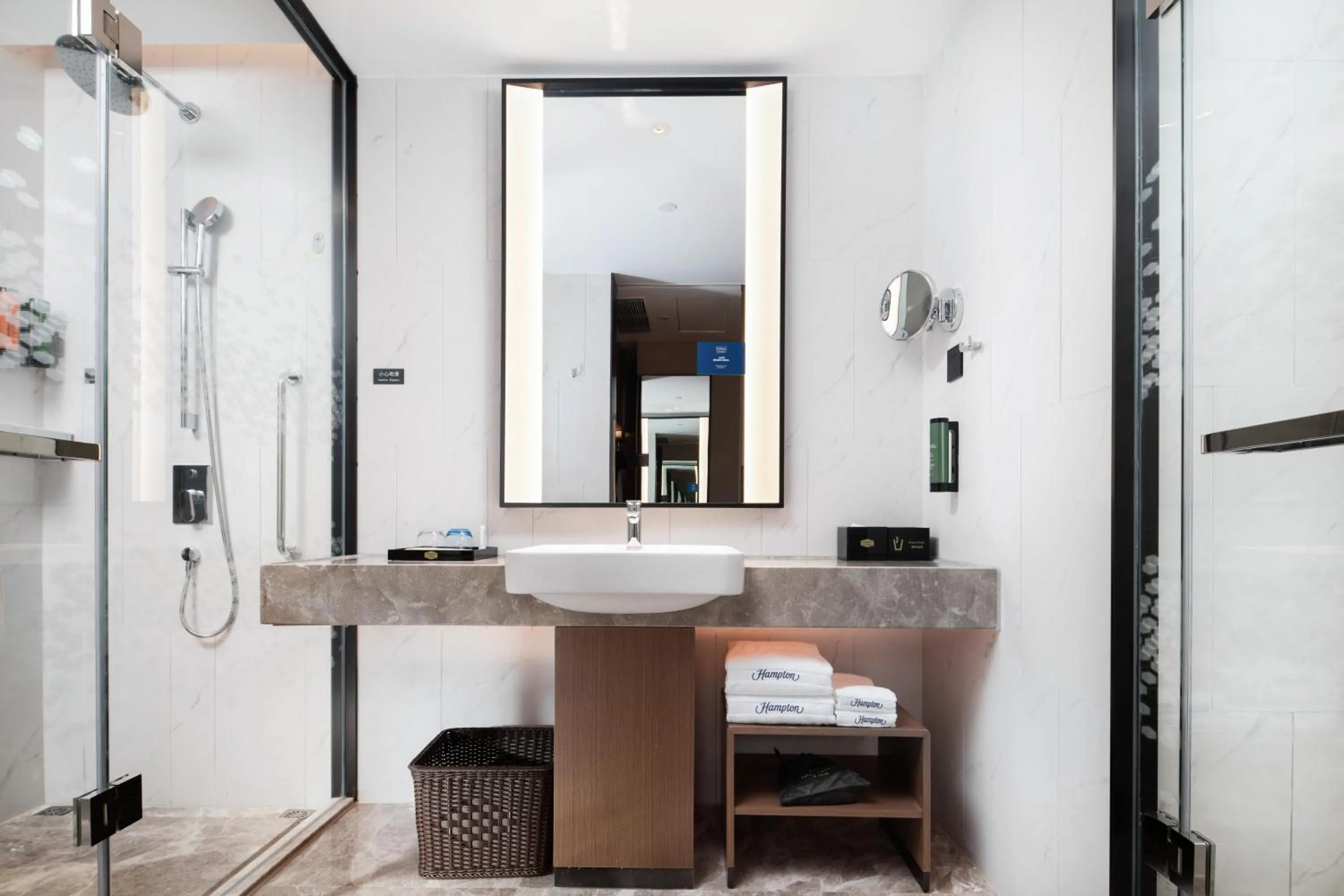 Shower in Hilton Hotel by Hampton Wuhan Zhongnan Street Branch