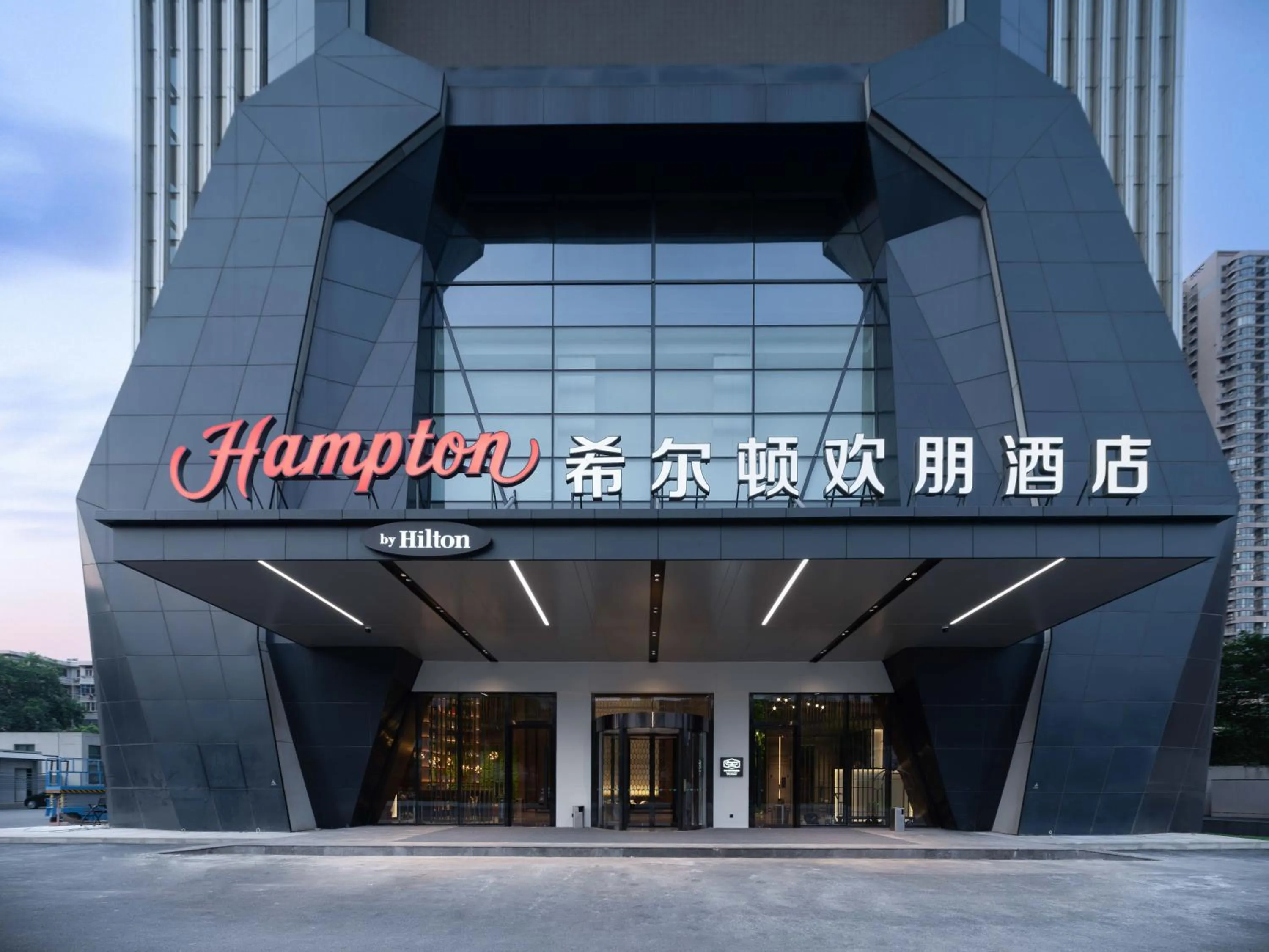 Property building in Hilton Hotel by Hampton Wuhan Zhongnan Street Branch
