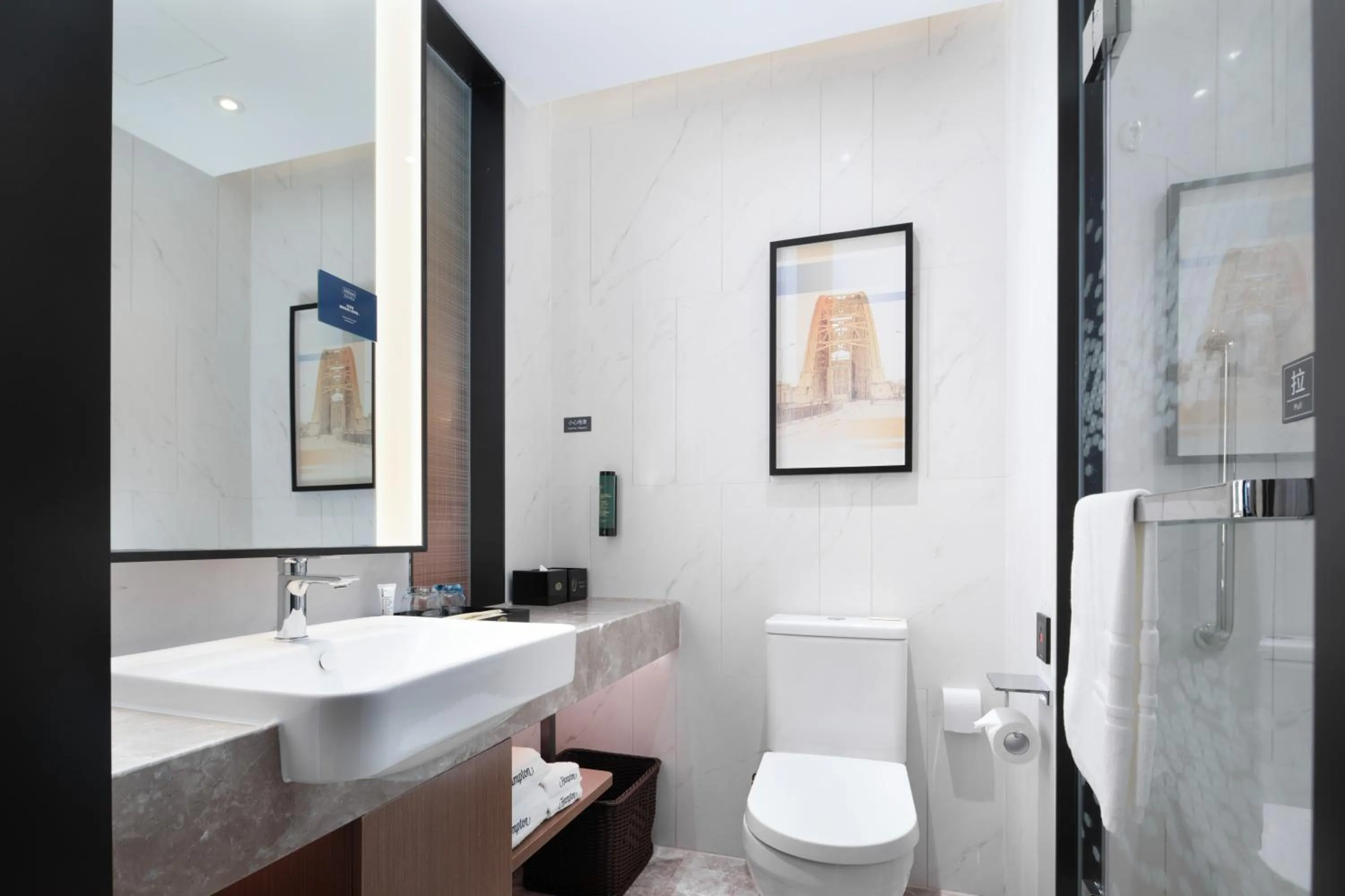 Toilet in Hilton Hotel by Hampton Wuhan Zhongnan Street Branch