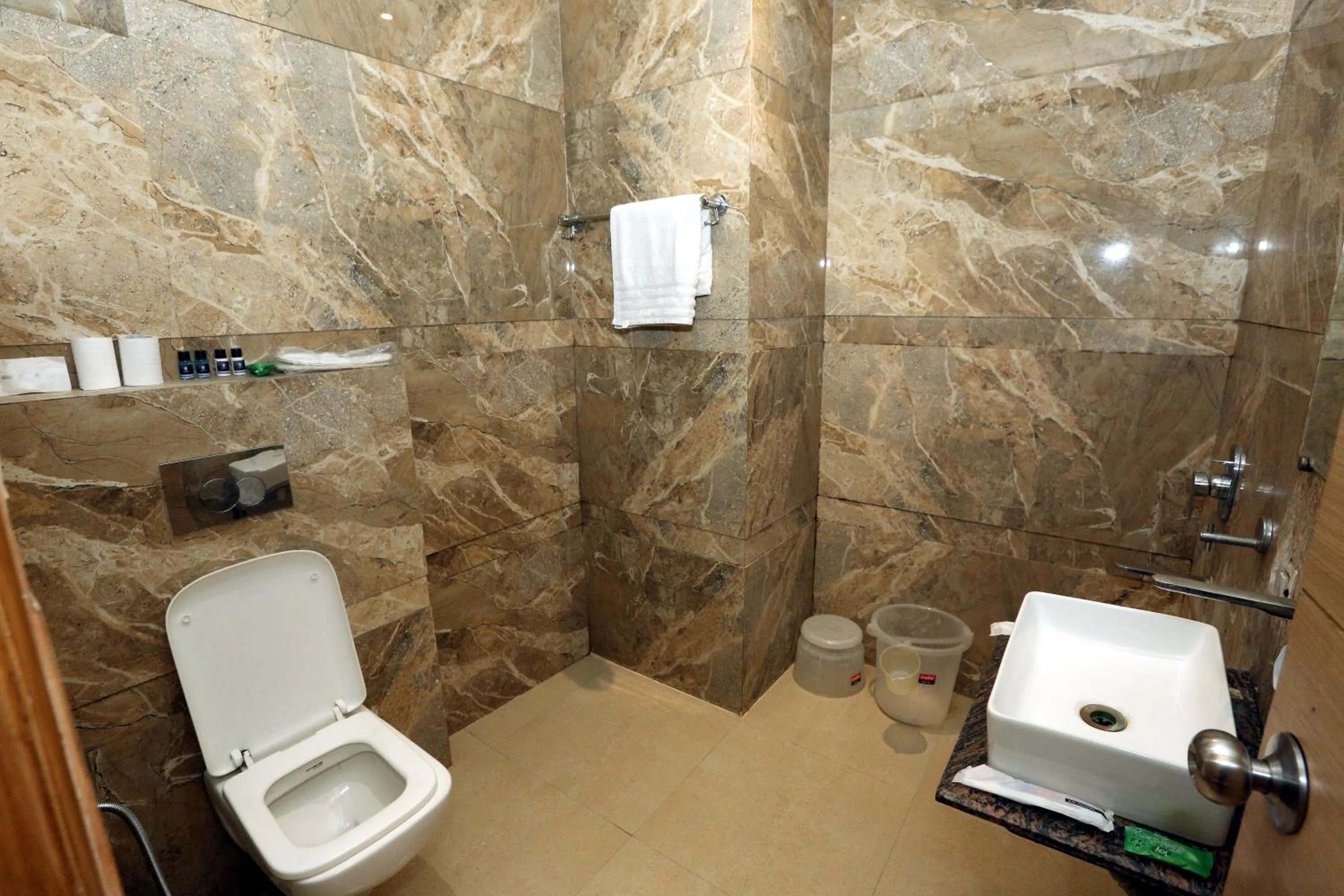 Bathroom in Hotel Tradition 50 mtr from Golden temple