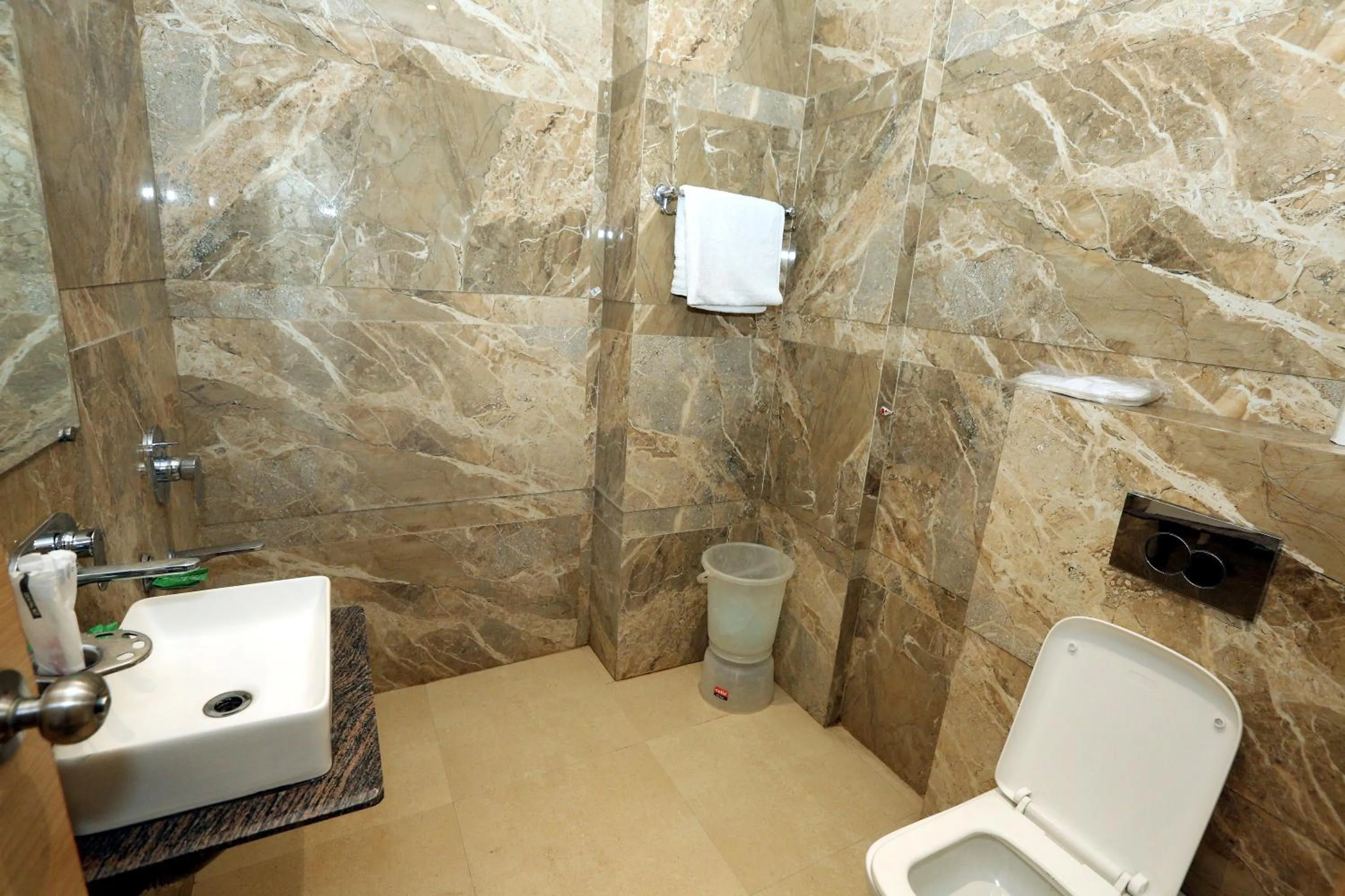 Bathroom in Hotel Tradition 50 mtr from Golden temple