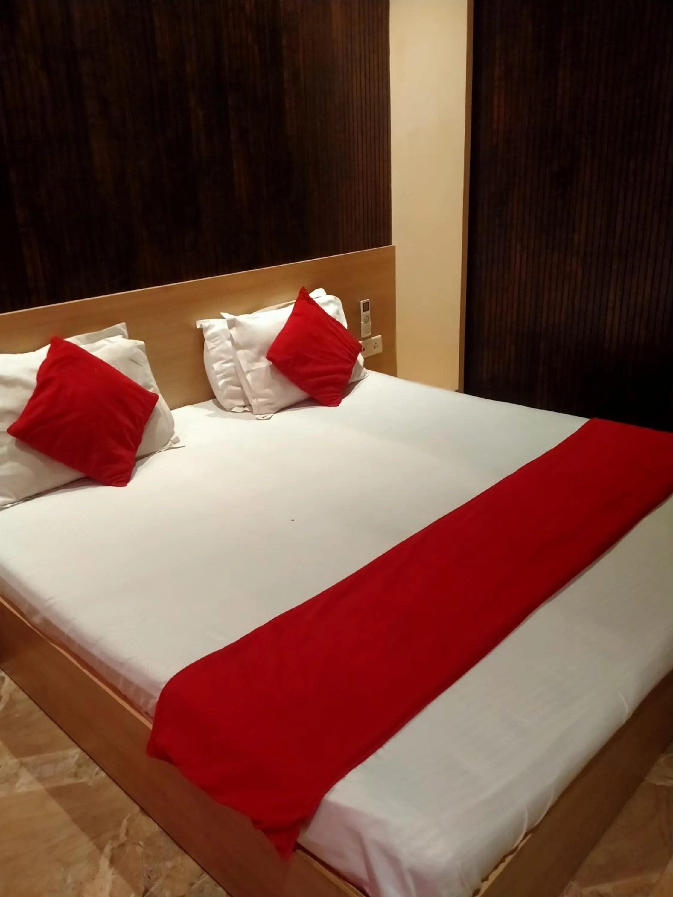 Bedroom in Hotel Tradition 50 mtr from Golden temple