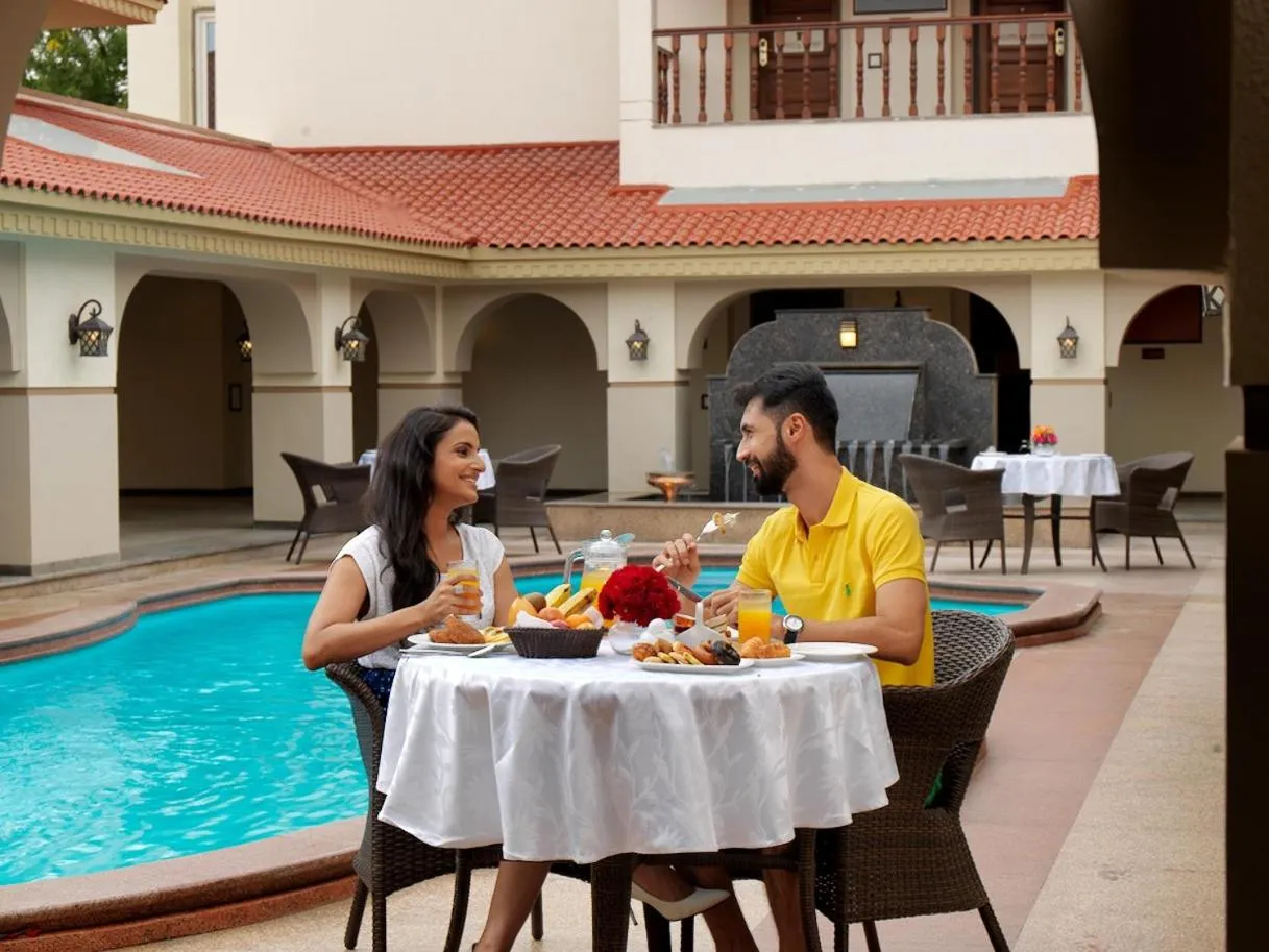 Food and drinks in Neonz Resort & Club