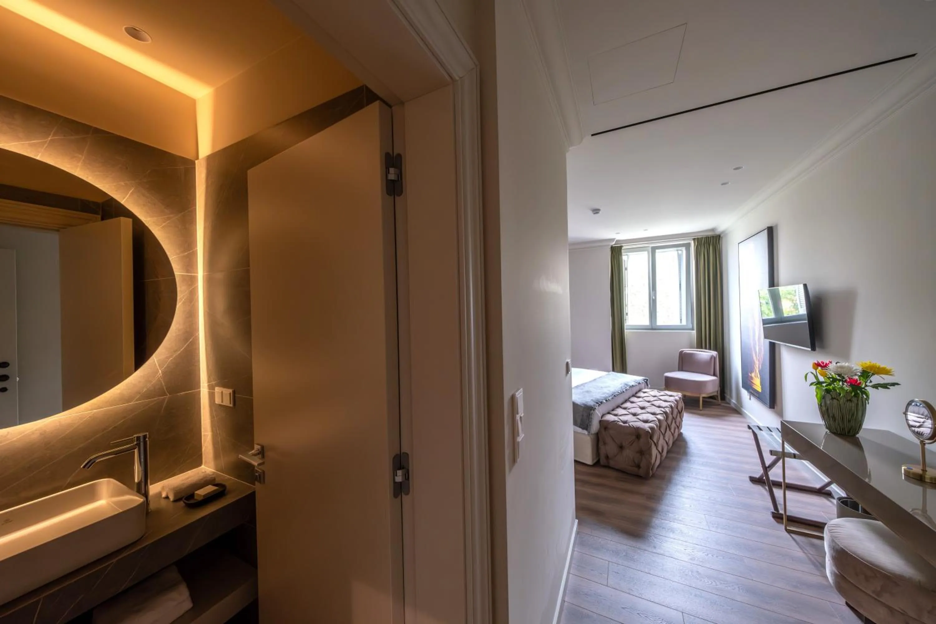 Bathroom, Bed in Nine Athens Hotel