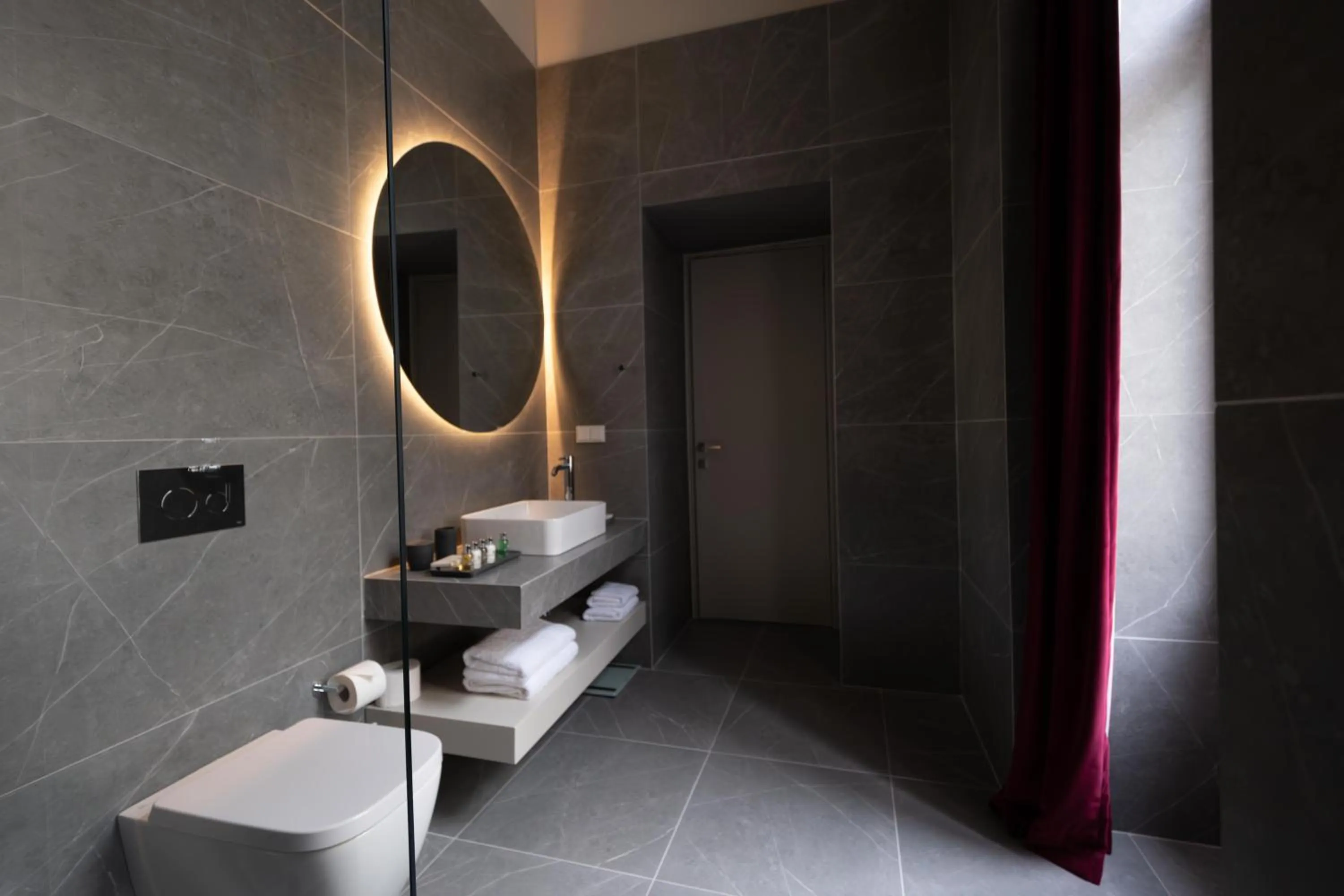 Toilet in Nine Athens Hotel