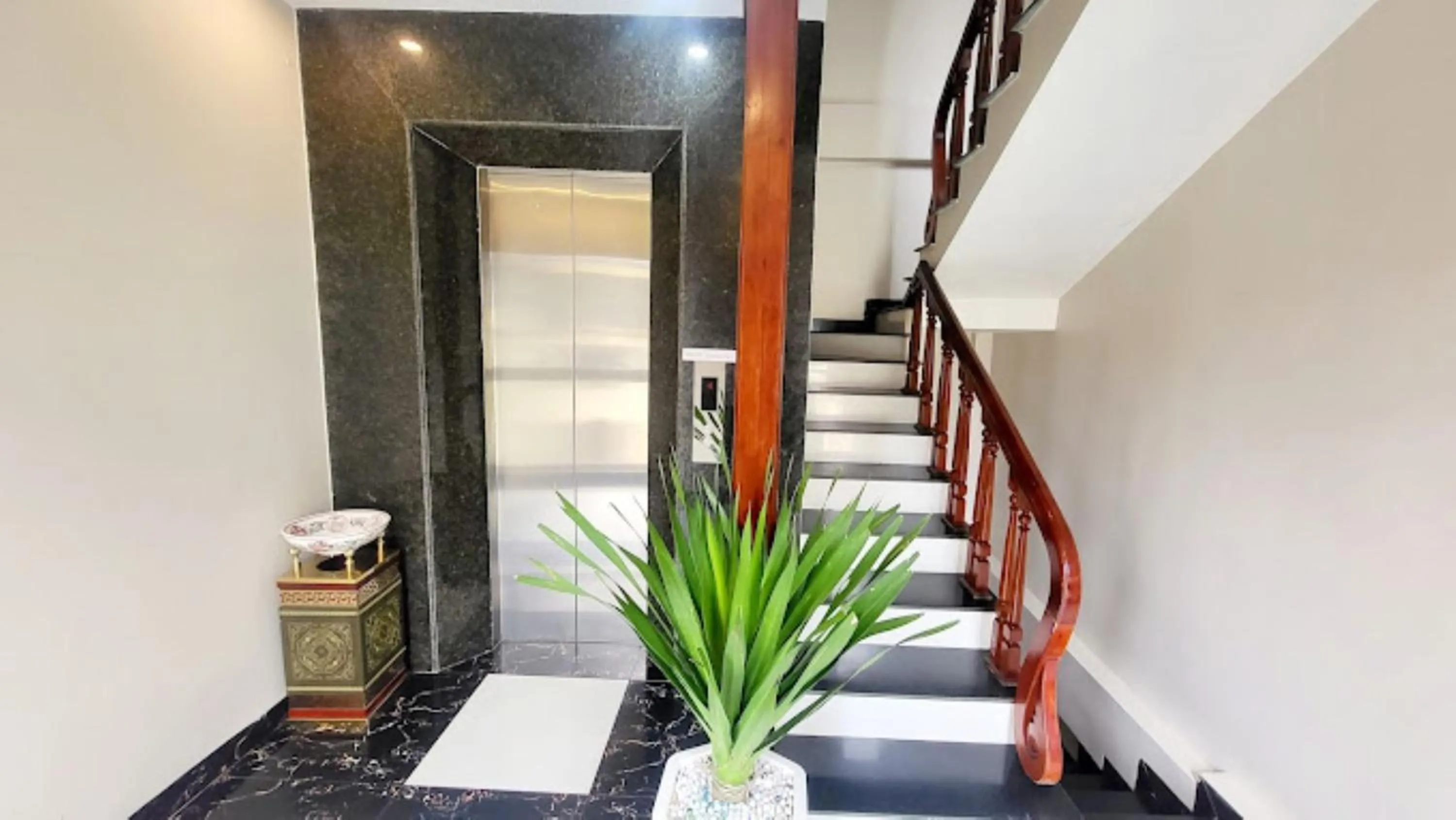 elevator in New Sun Hotel Sapa