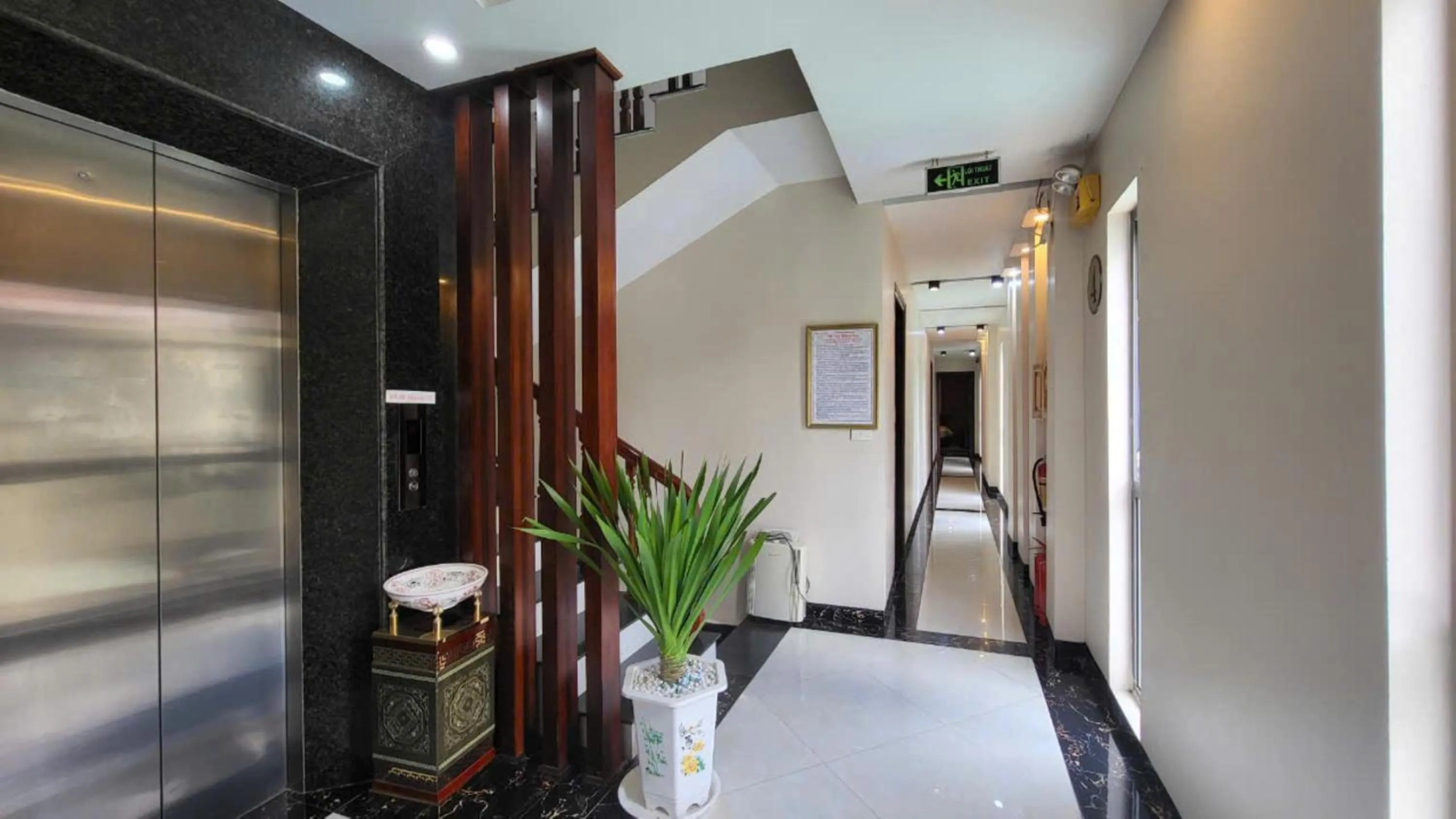 elevator in New Sun Hotel Sapa