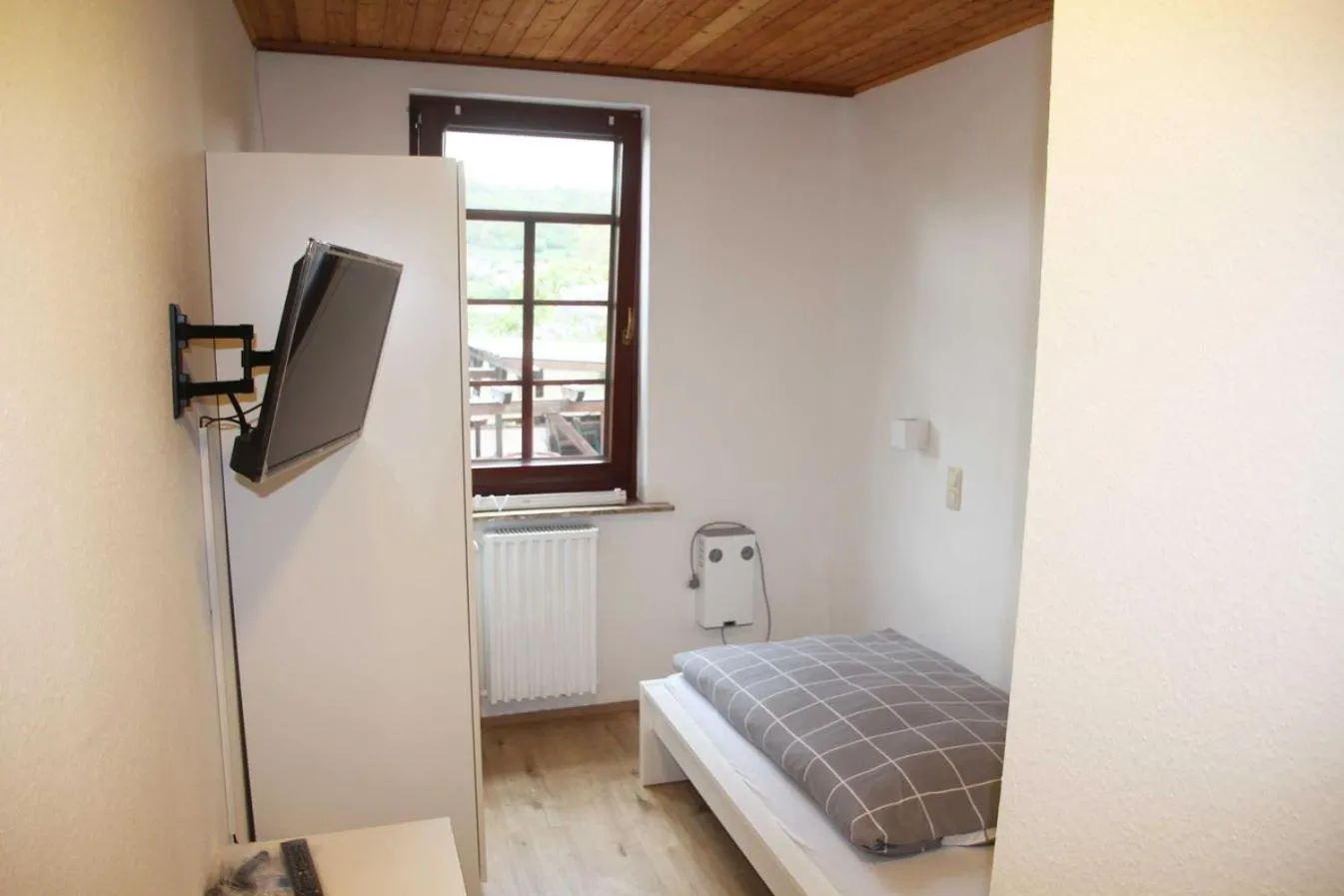 Single Room with Private Bathroom in Hotel Zur Krone
