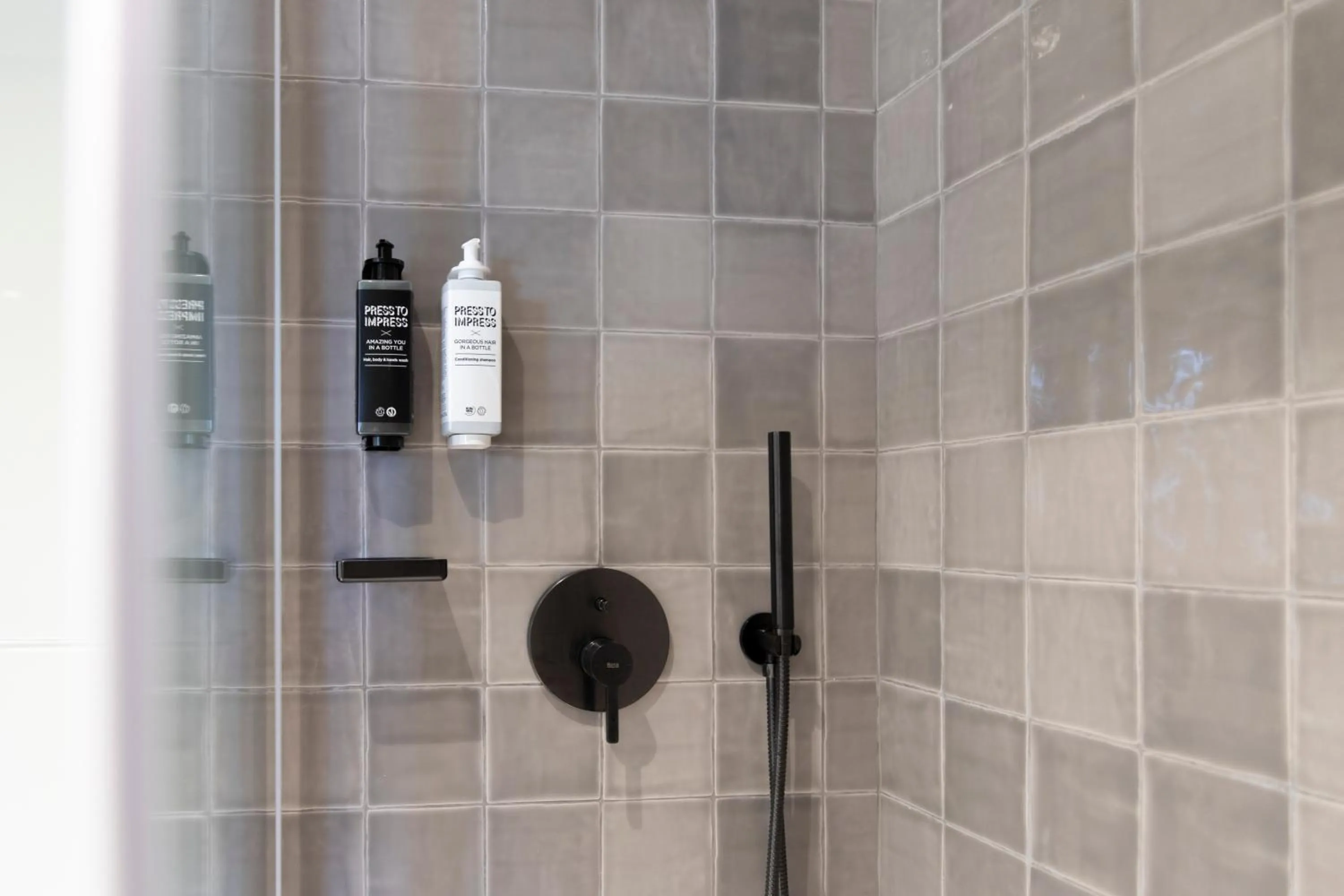 Shower in ibis Styles Lisboa Aeroporto