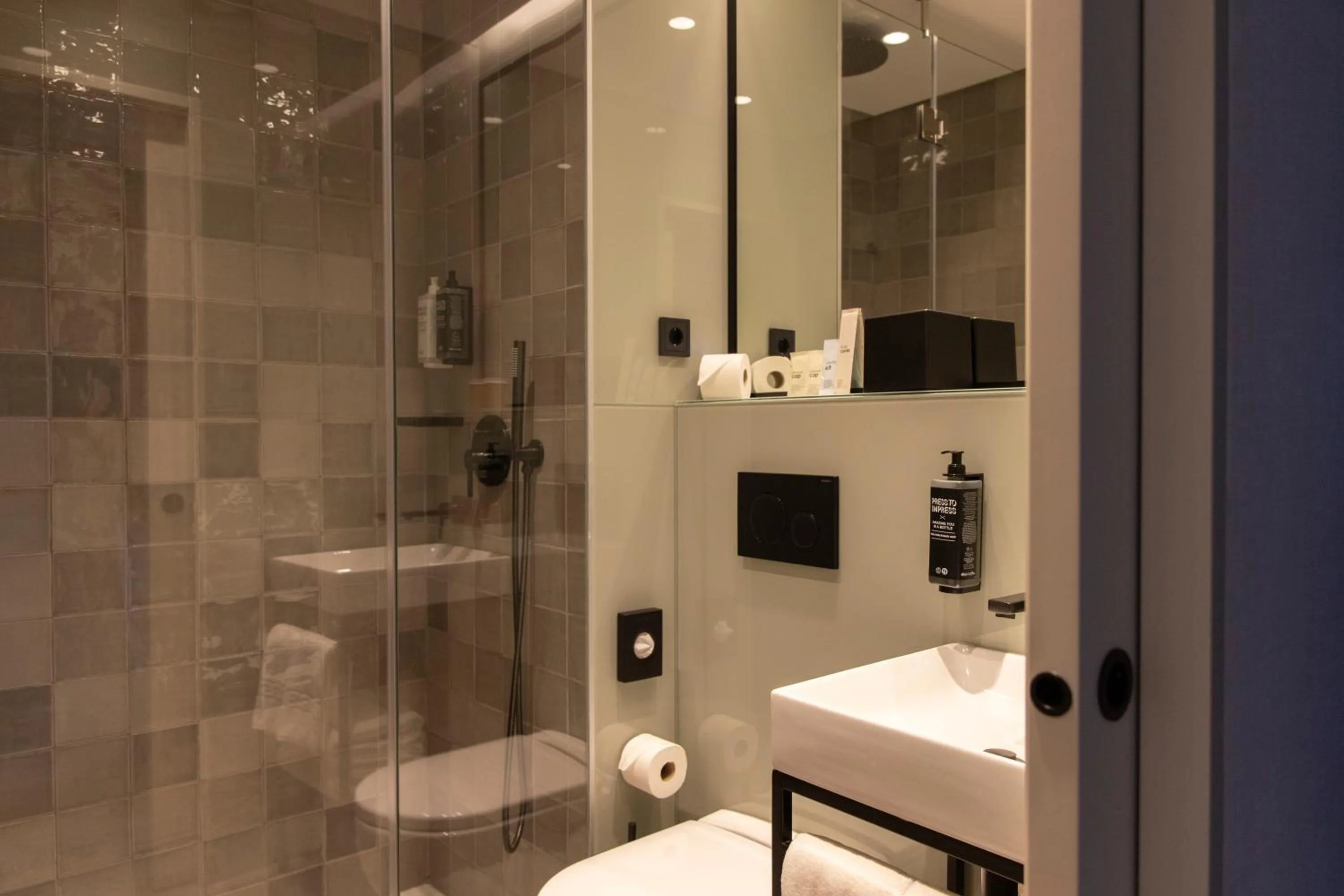 Bathroom in ibis Styles Lisboa Aeroporto