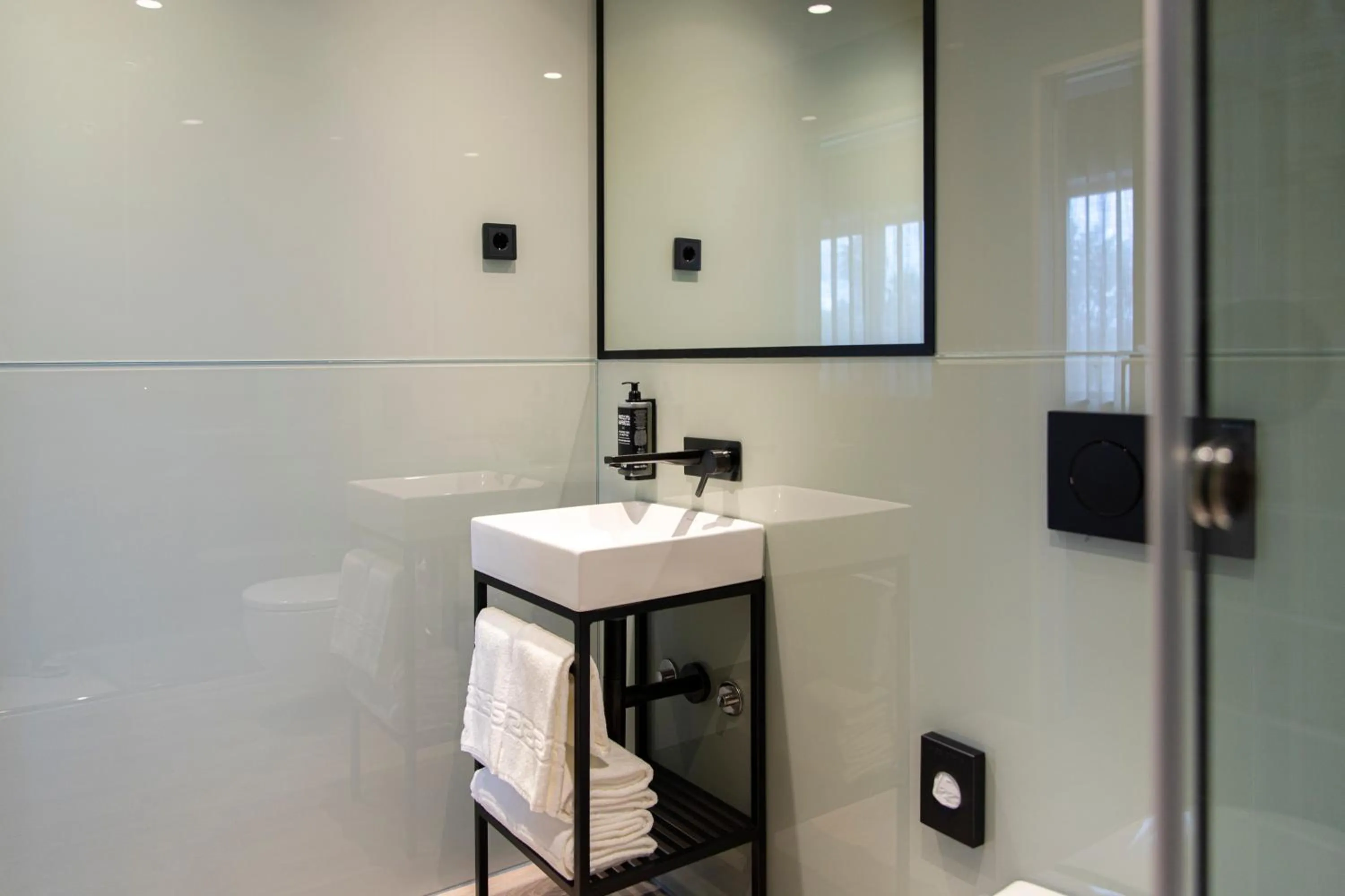 Bathroom in ibis Styles Lisboa Aeroporto