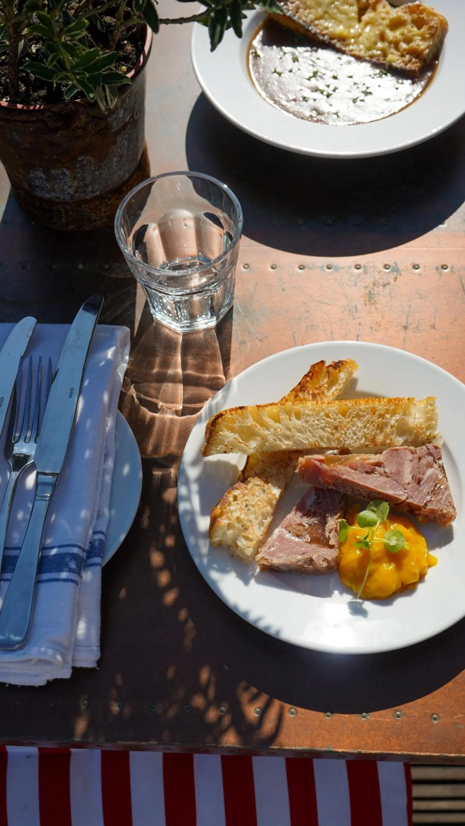 Food and drinks in The Fleur de Lys