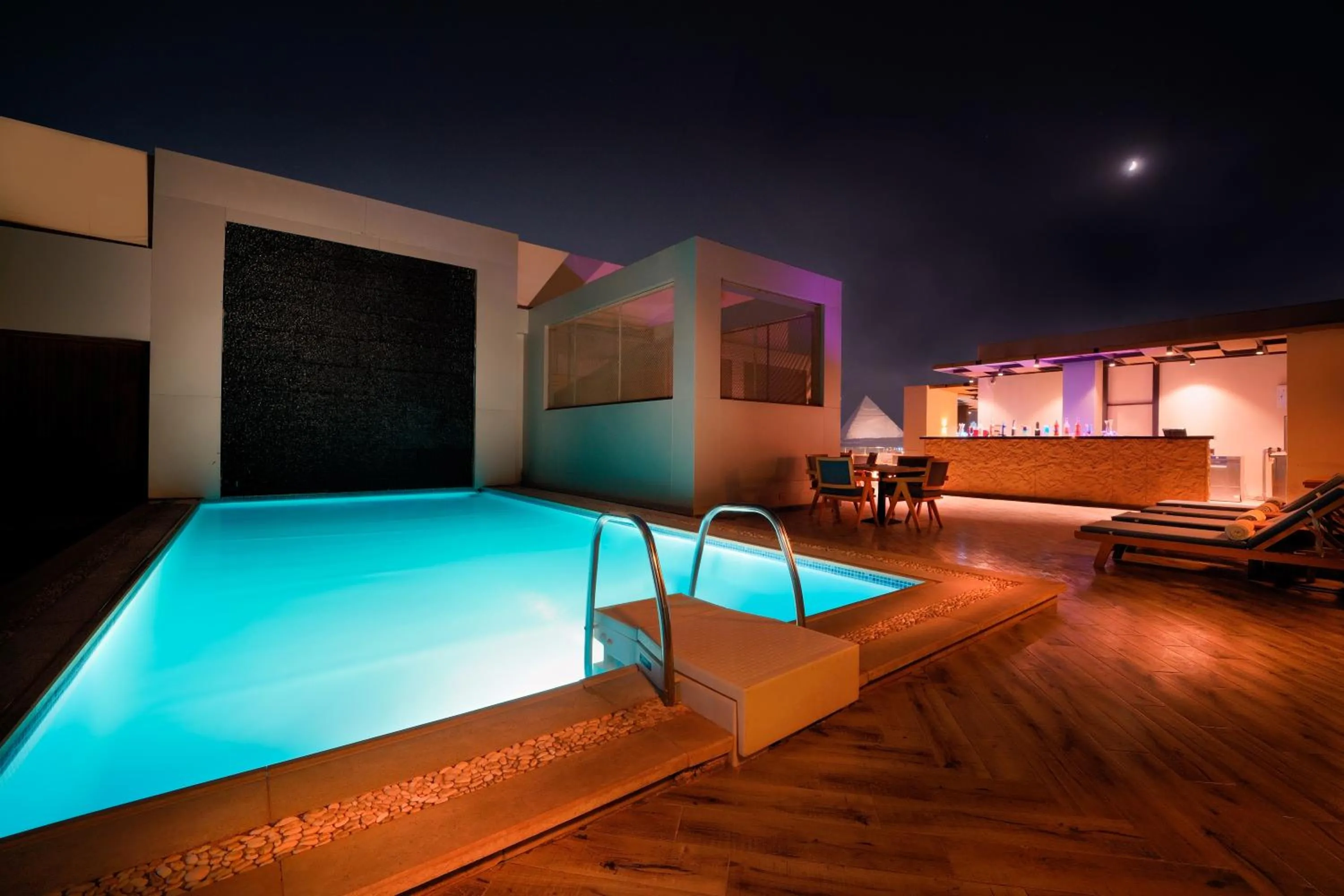 Night in Stay Inn Pyramids Hotel