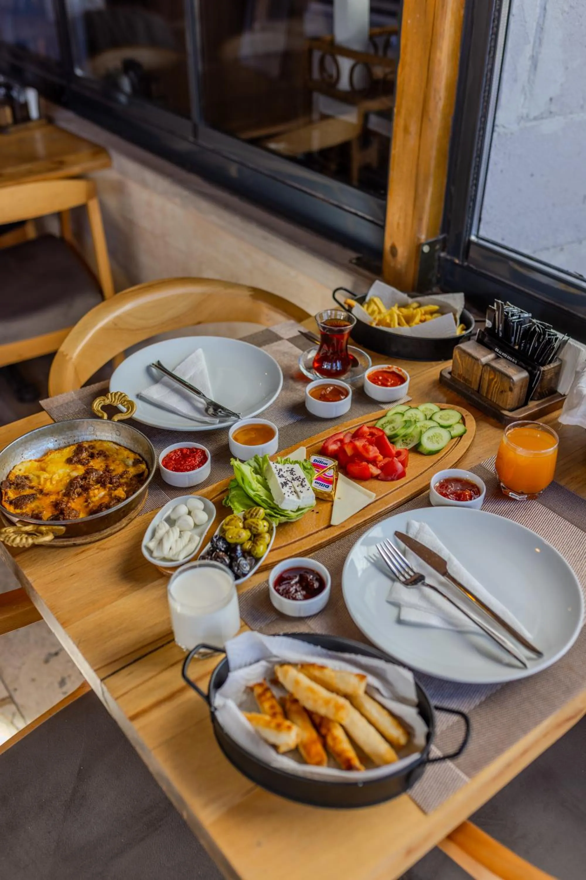 Food and drinks in Lubberona Cave Cappadocia