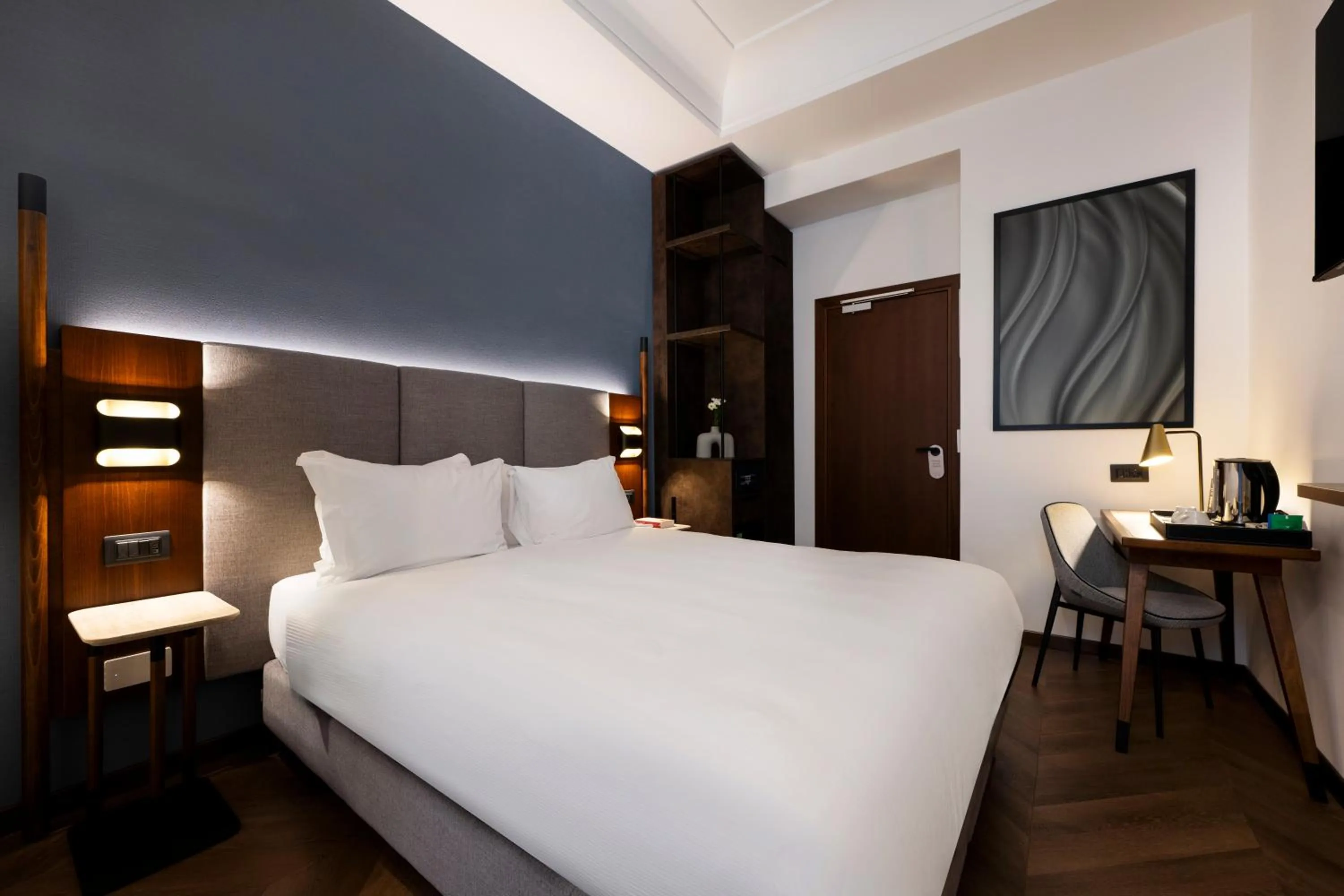 Photo of the whole room, Bed in Boutique Hotel Piedra Rome City Centre