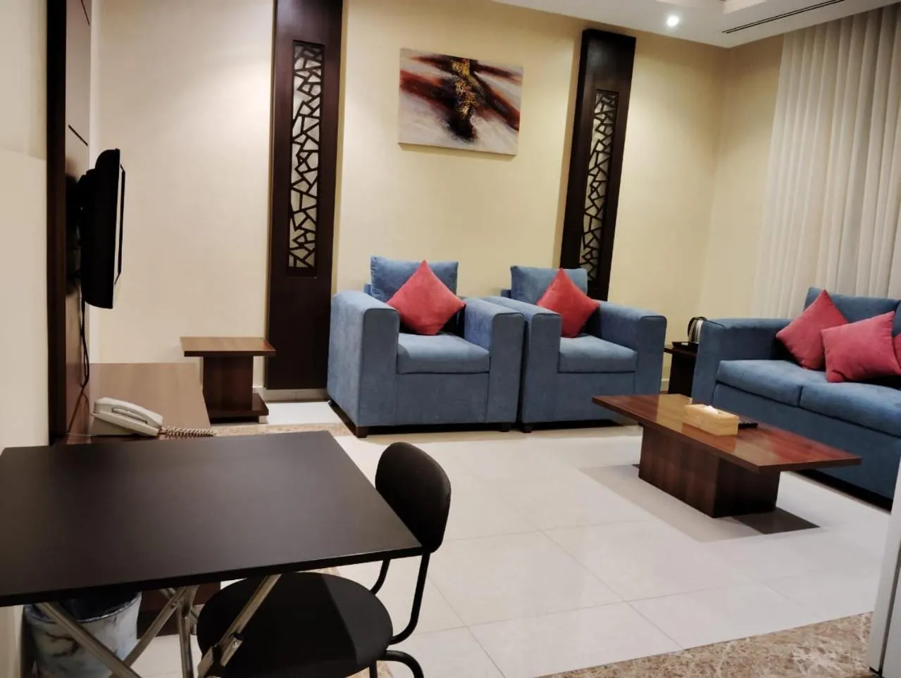 Living room in Hotelier Suites by Cantonal