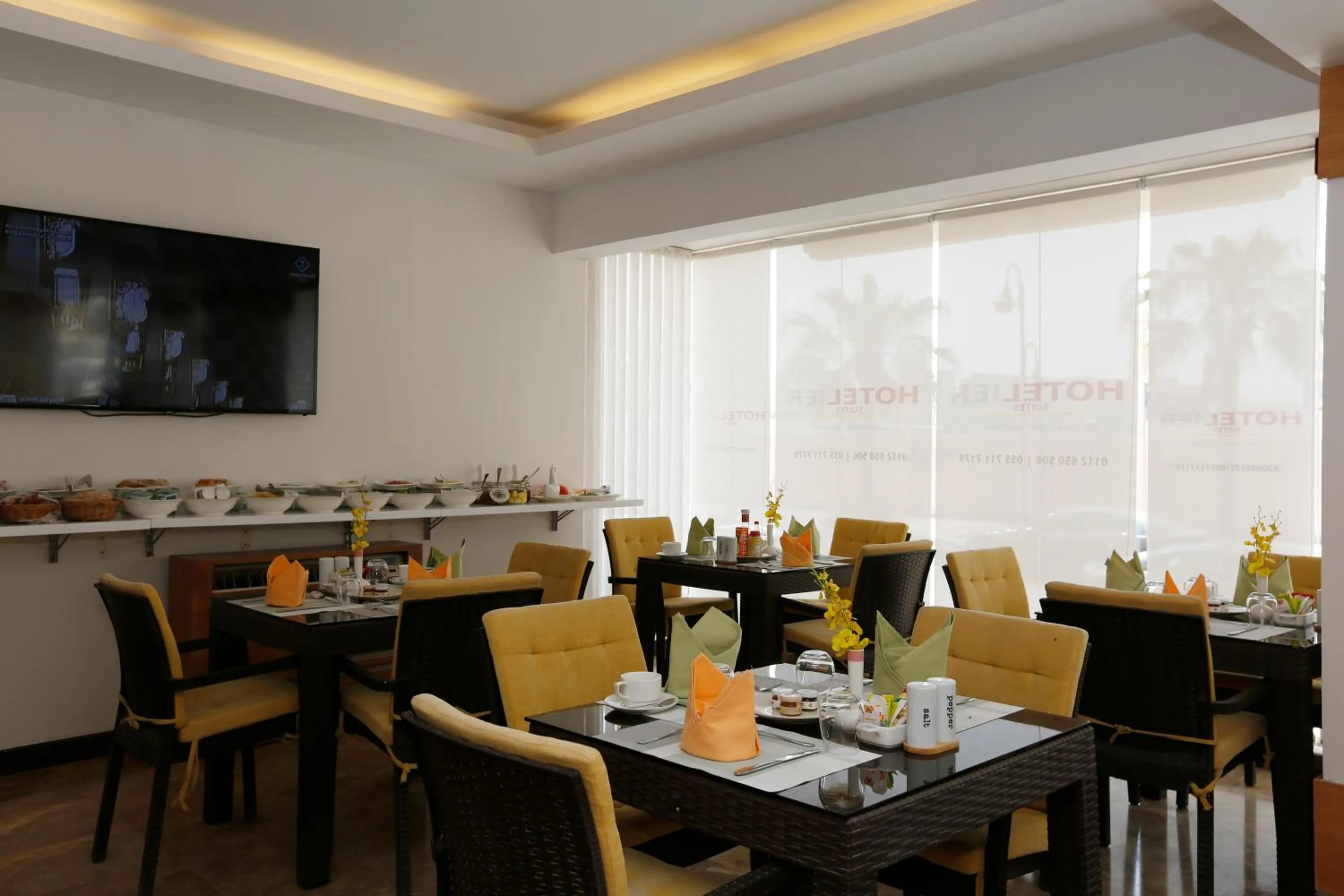 Restaurant/places to eat in Hotelier Suites by Cantonal