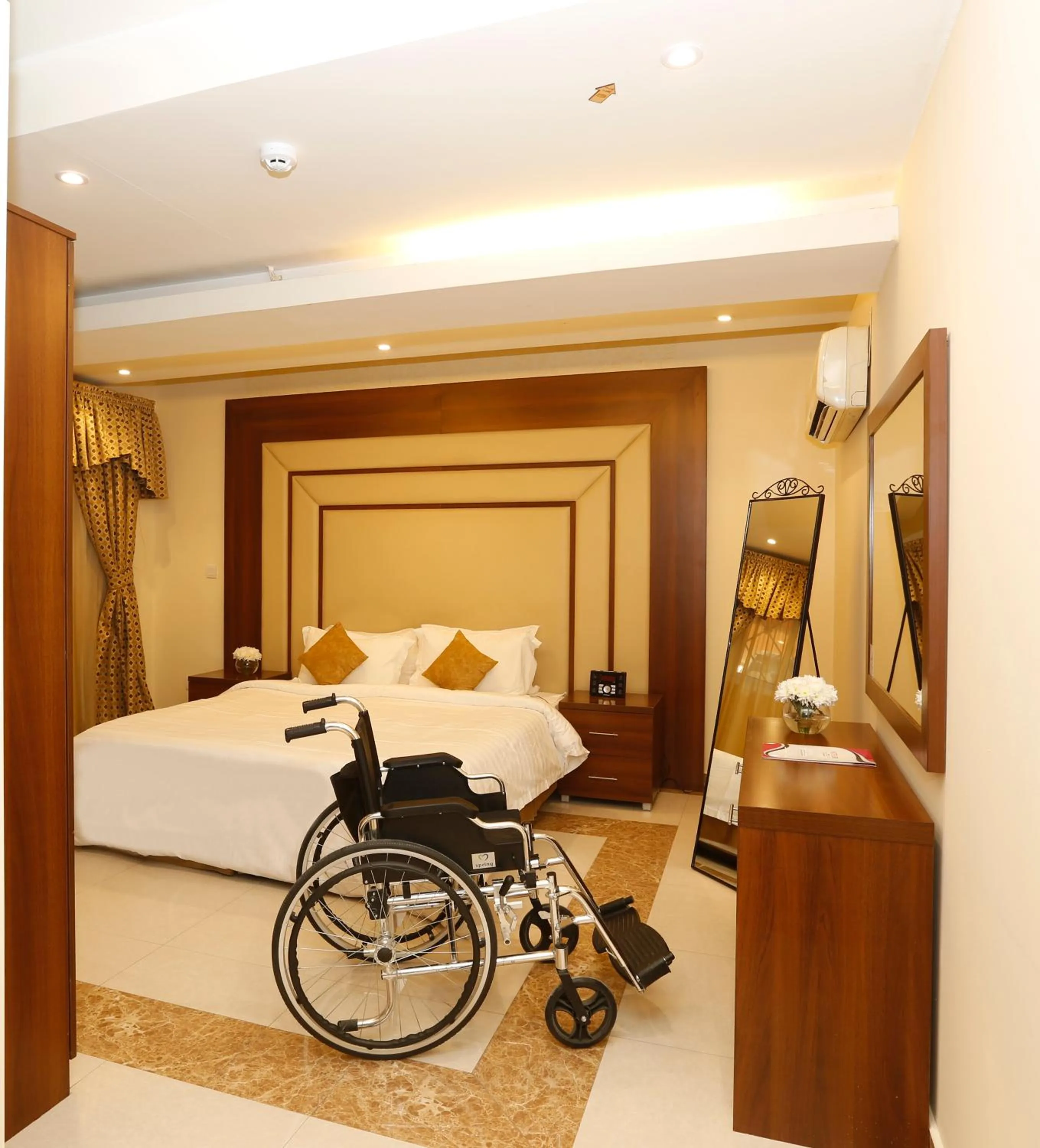 Bedroom, Bed in Hotelier Suites by Cantonal