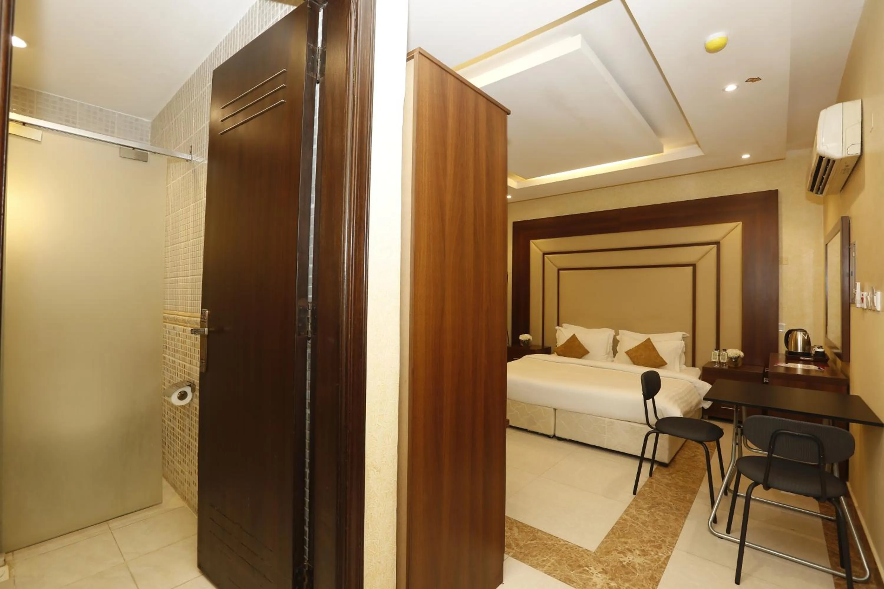 Bedroom, Bed in Hotelier Suites by Cantonal