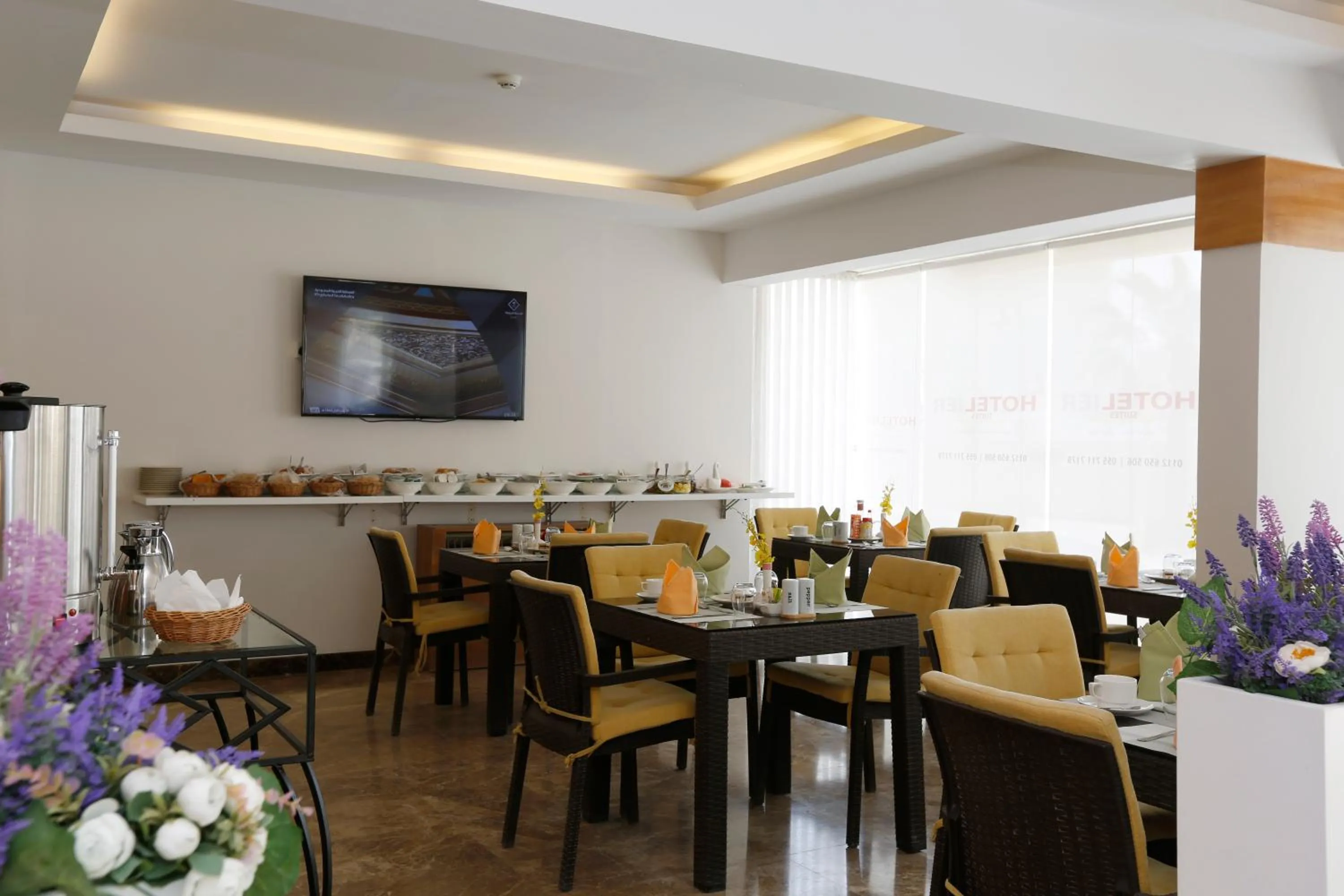 Restaurant/places to eat in Hotelier Suites by Cantonal