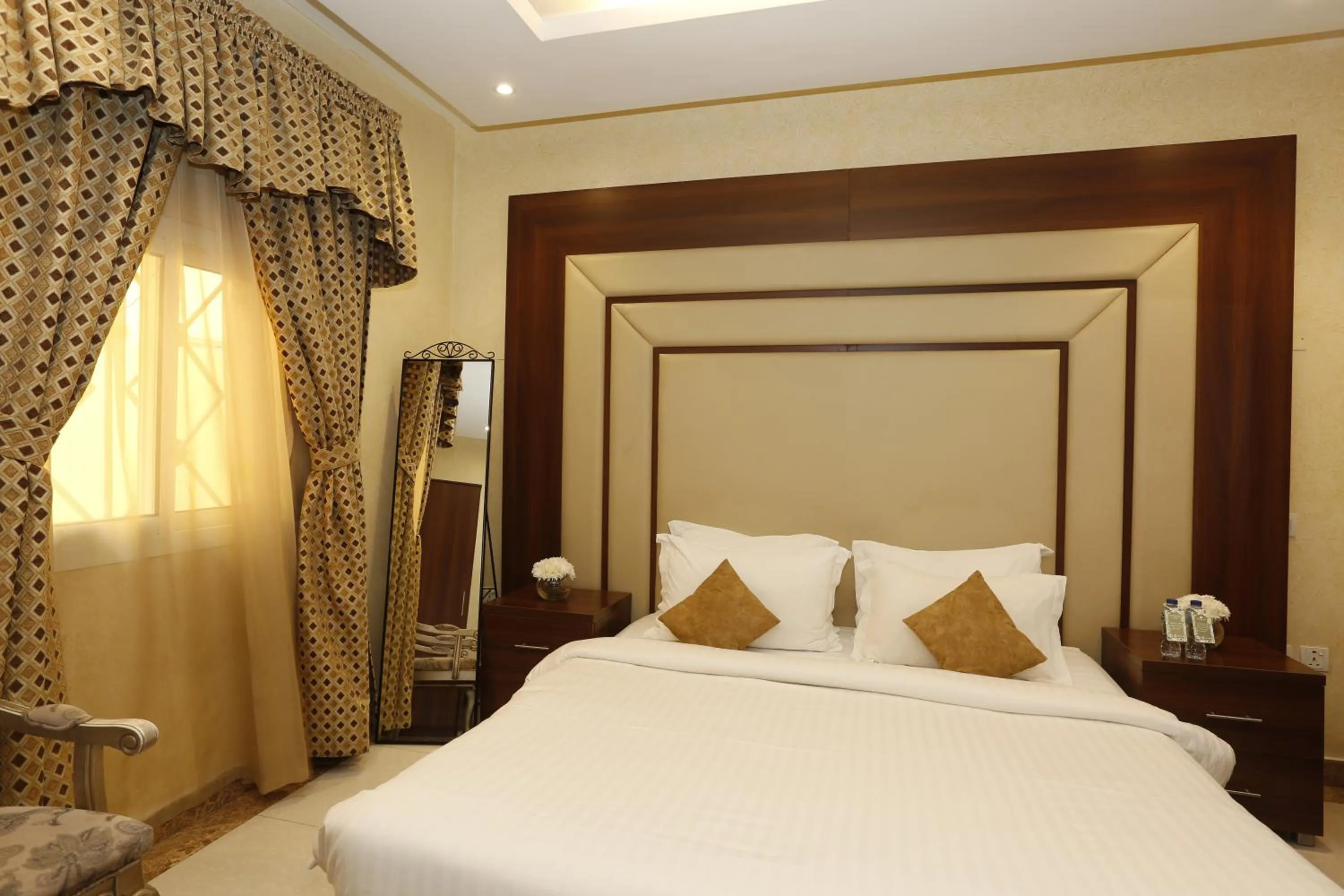 Bedroom, Bed in Hotelier Suites by Cantonal