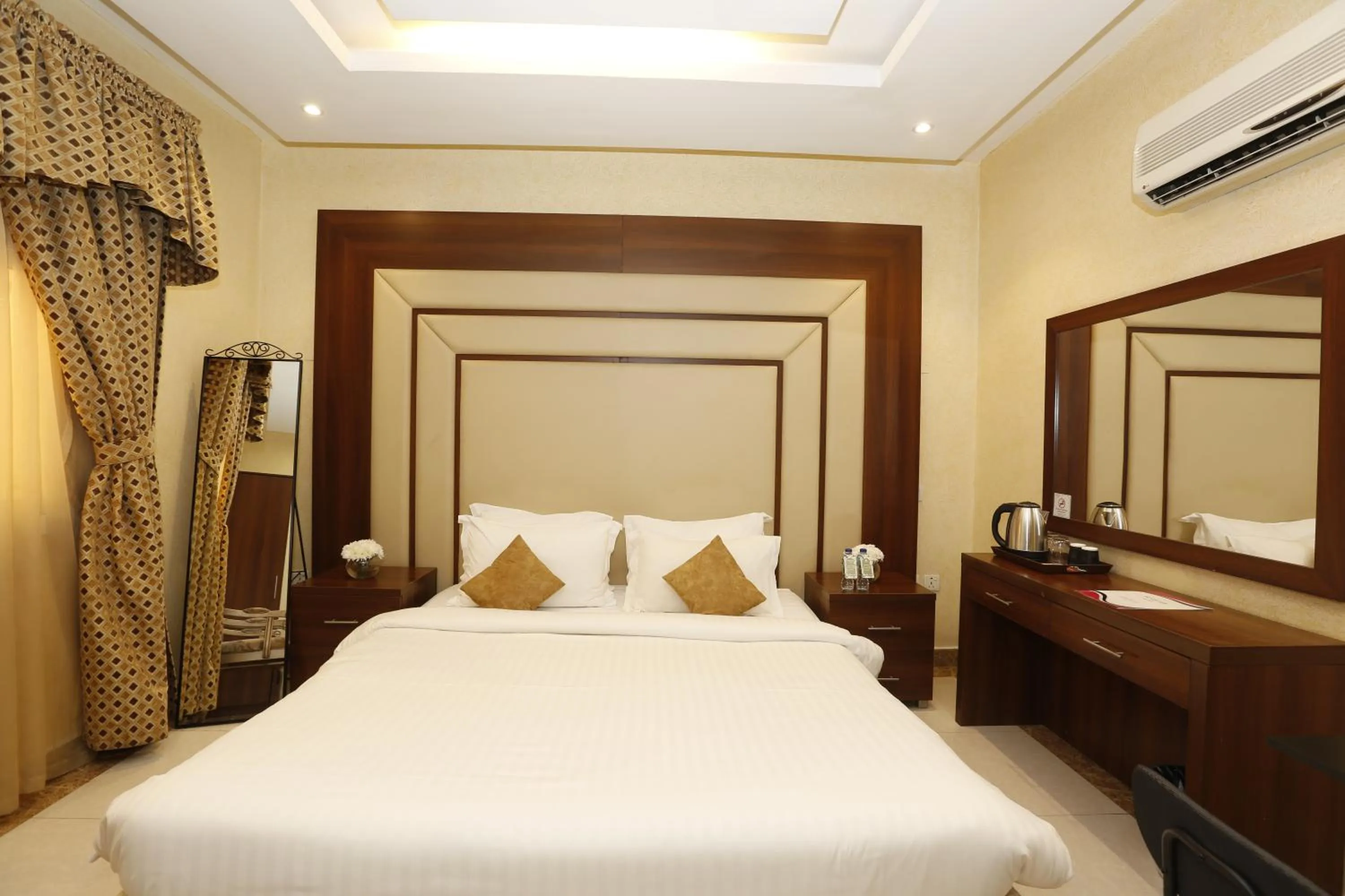 Bedroom, Bed in Hotelier Suites by Cantonal