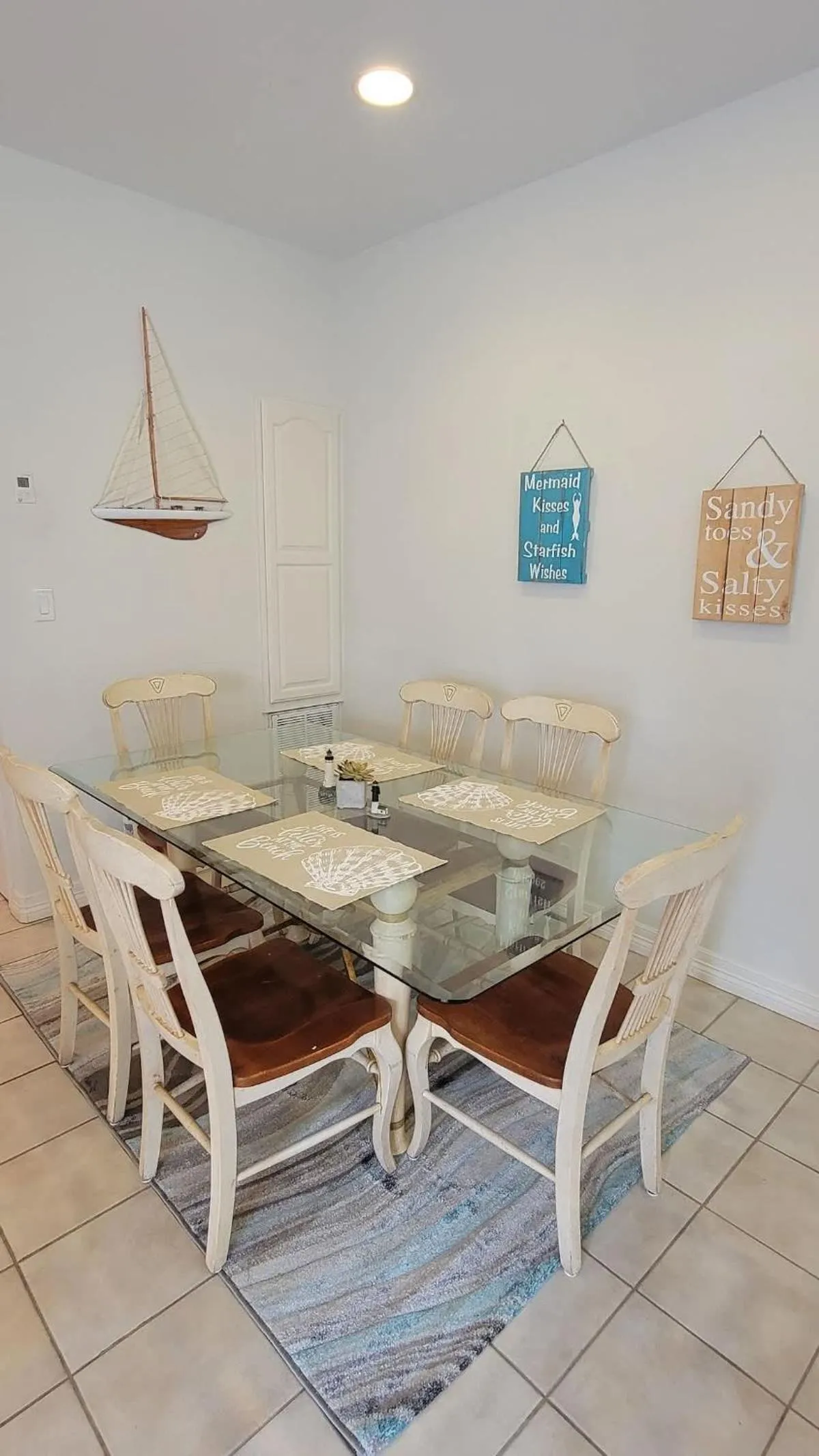 Dining area in Beach & Palms condo